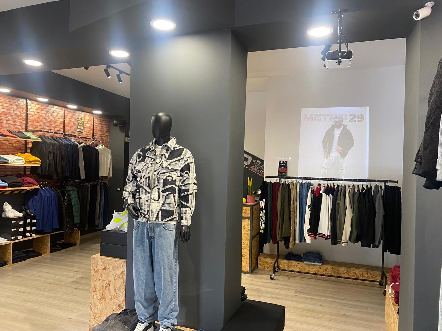 Azienda in vendita: Vendesi Attività di abbigliamento Prezzo Affare a Italia - Negozi - abbigliamento - Immagine foto 2