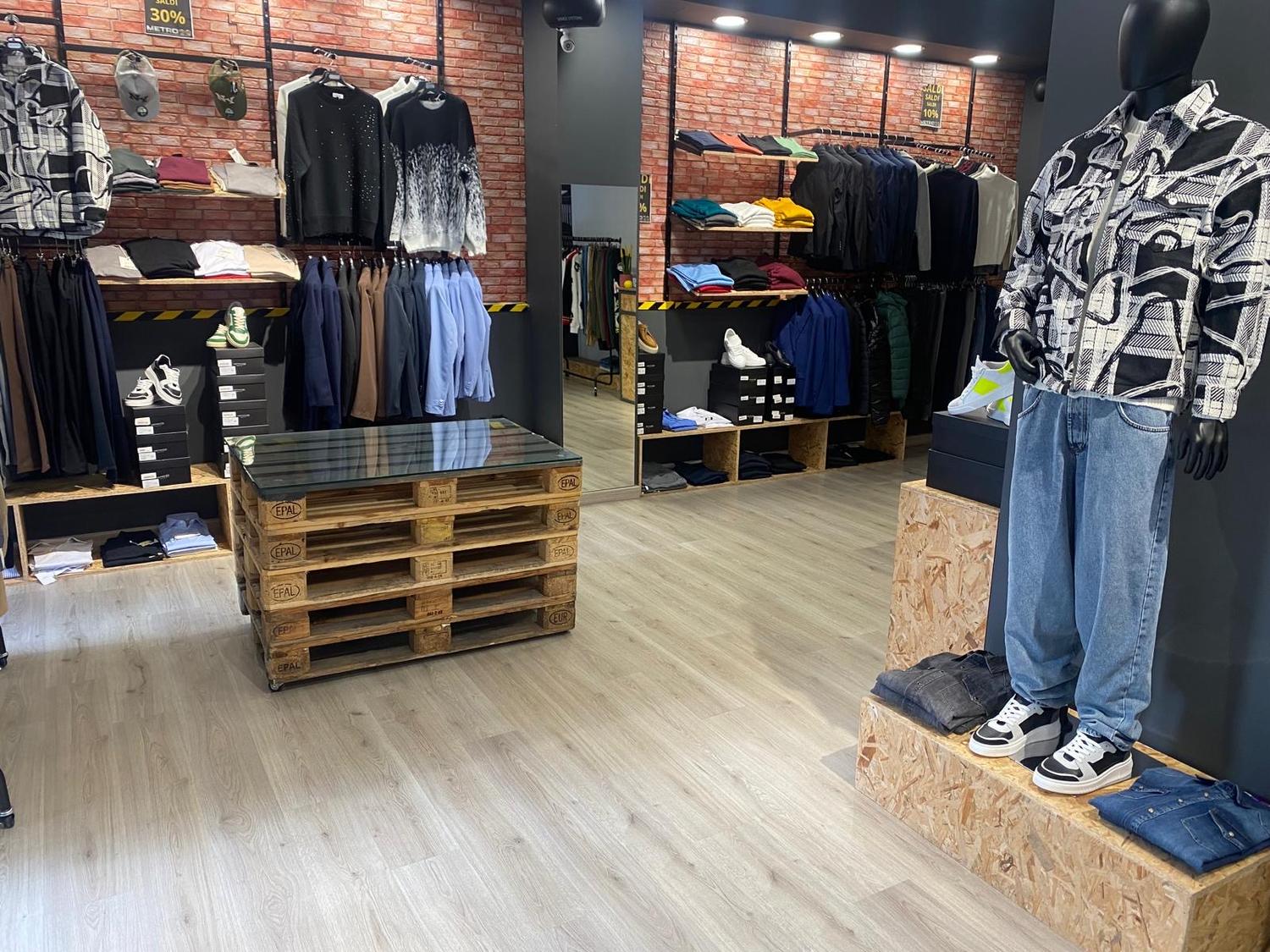 Azienda in vendita: Vendesi Attività di abbigliamento Prezzo Affare a Italia - Negozi - abbigliamento - Immagine foto 3