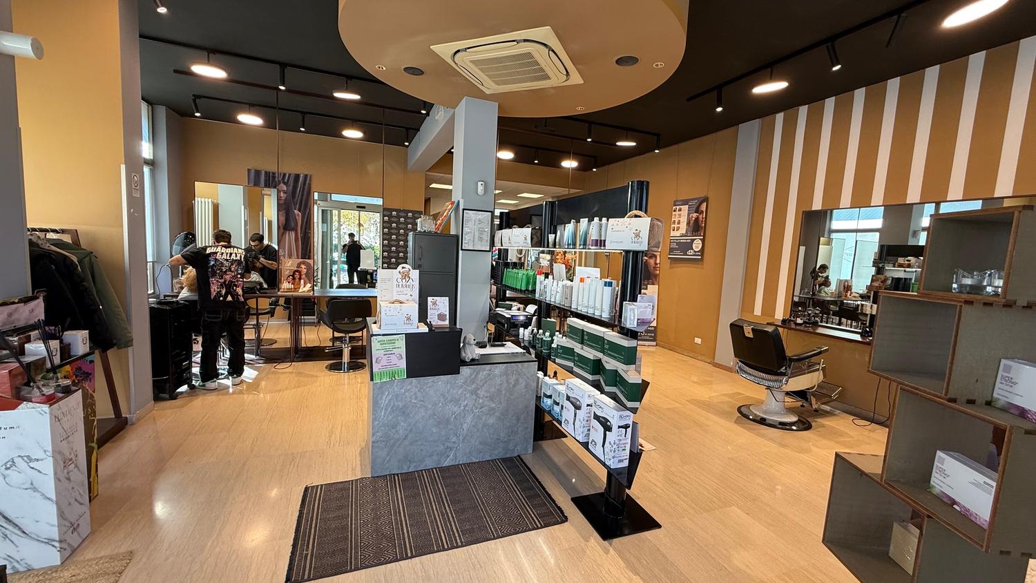 Azienda in vendita: Salone parrucchiere con cabina estetica 
 a Italia - Parrucchieri - Immagine principale