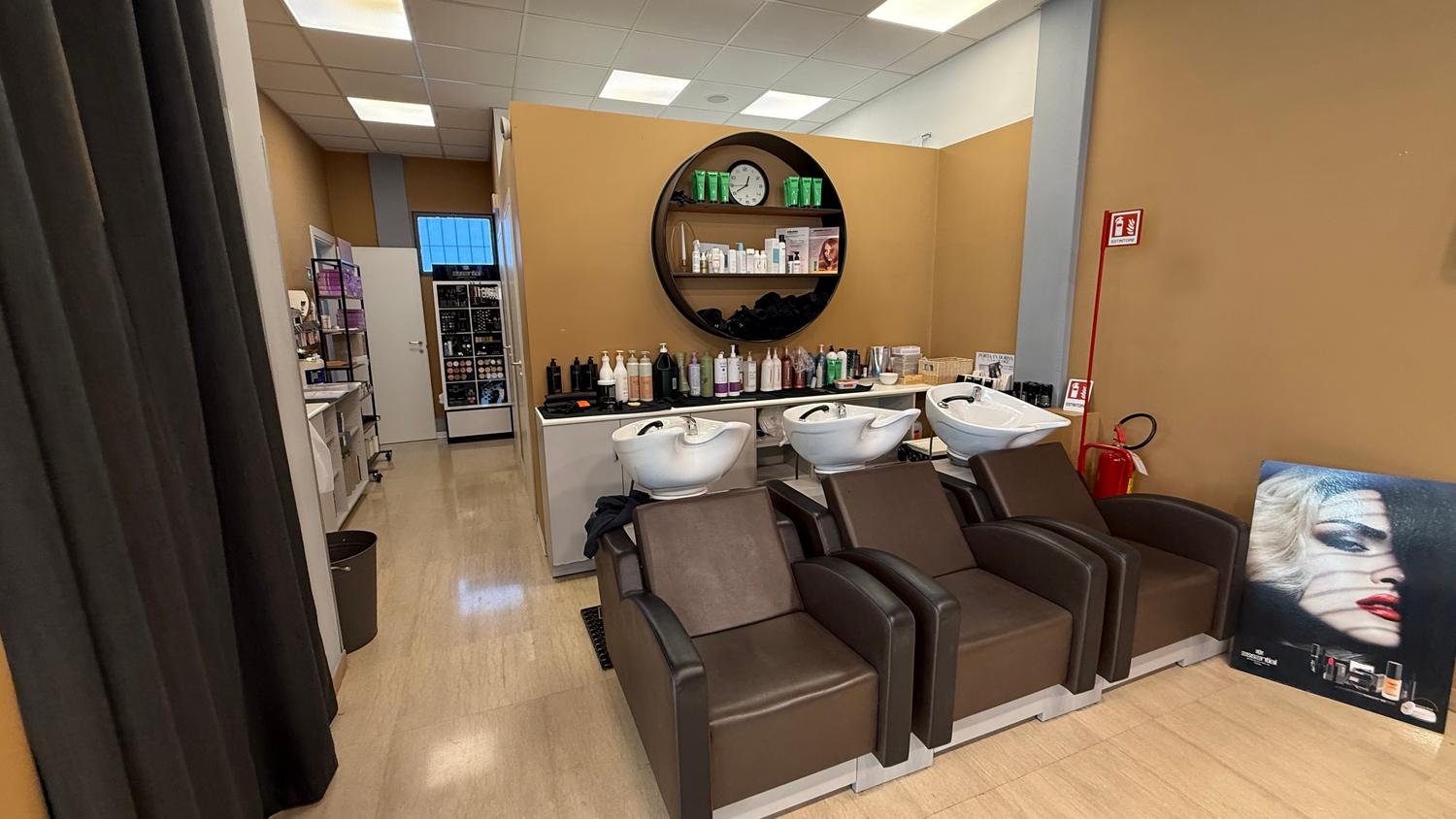 Azienda in vendita: Salone parrucchiere con cabina estetica 
 a Italia - Parrucchieri - Immagine foto 2