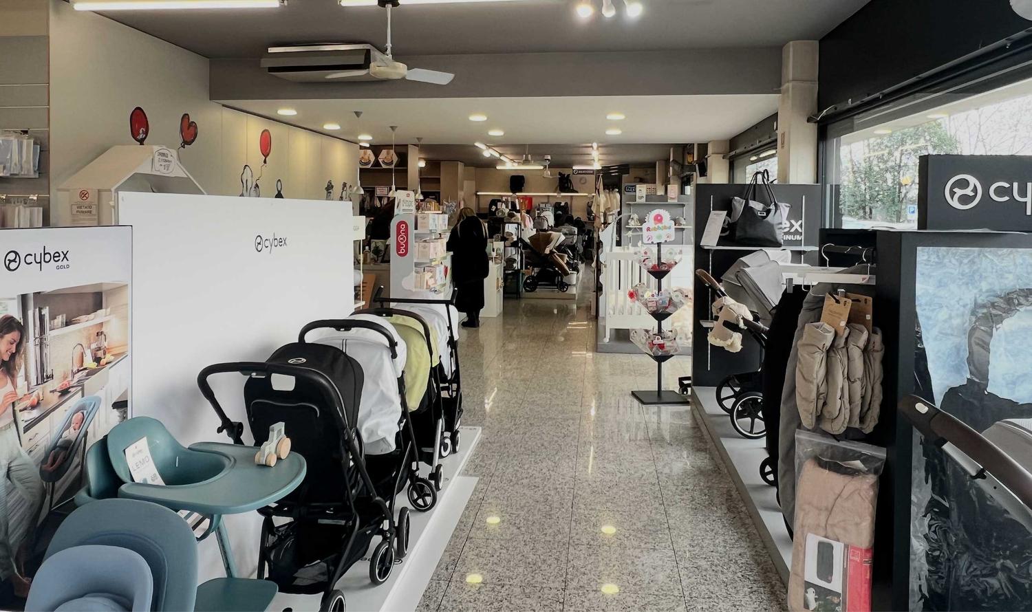 Azienda in vendita: Cedesi avviata attività di articoli per la prima infanzia a Italia - Negozi - abbigliamento - Immagine principale