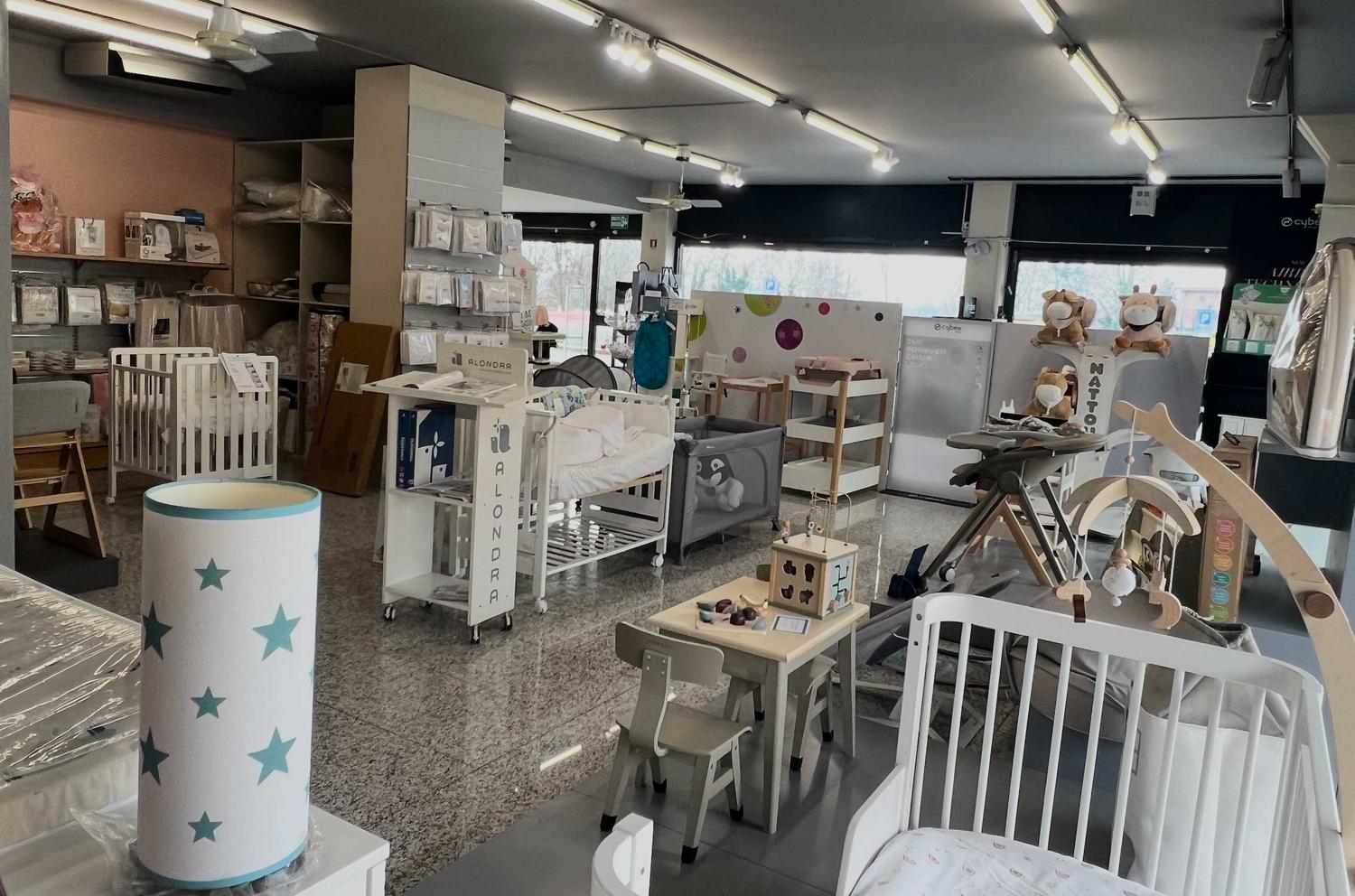 Azienda in vendita: Cedesi avviata attività di articoli per la prima infanzia a Italia - Negozi - abbigliamento - Immagine foto 2