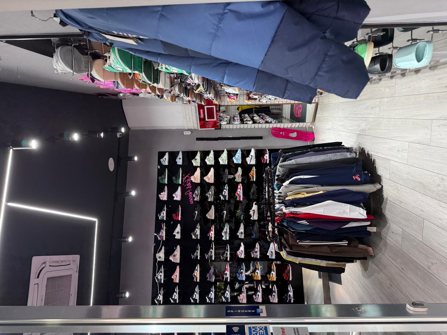 Azienda in vendita: CEDESI ATTIVITA' COMMERCIALE ,  NEGOZIO DI ABBIGLIAMENTO E SCARPE a Italia - Negozi - abbigliamento - Immagine foto 2