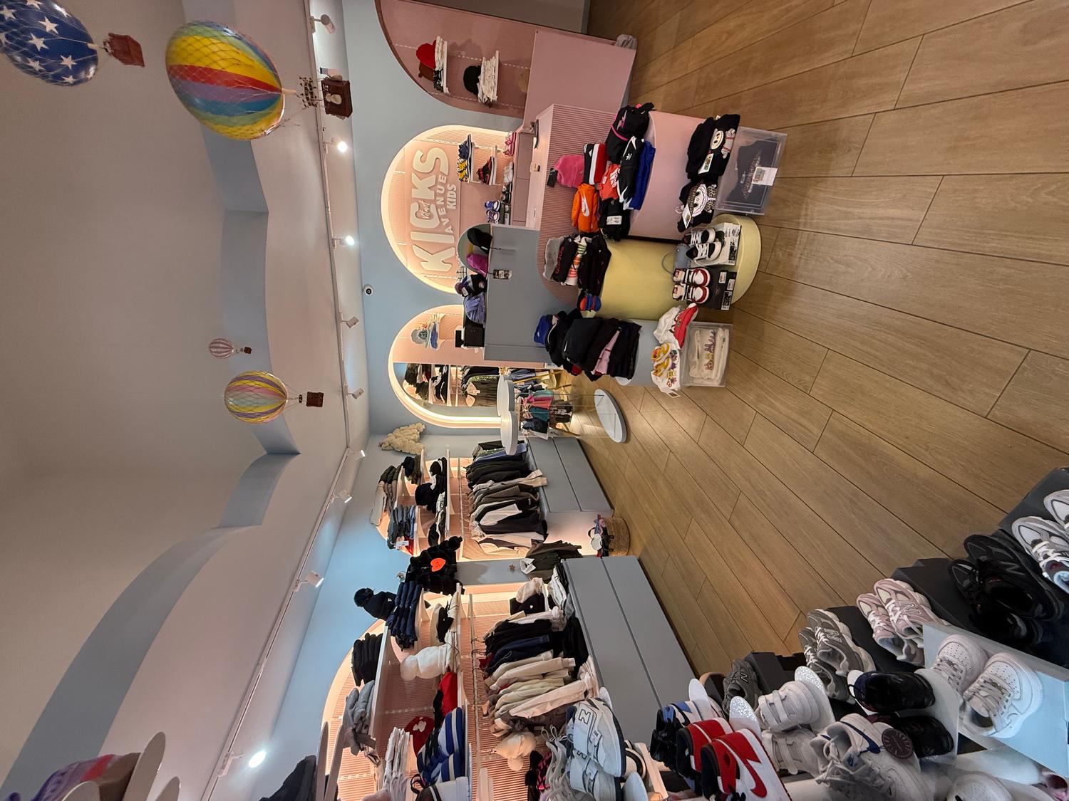 Azienda in vendita: CEDESI ATTIVITA' COMMERCIALE ,  NEGOZIO DI ABBIGLIAMENTO E SCARPE a Italia - Negozi - abbigliamento - Immagine foto 3