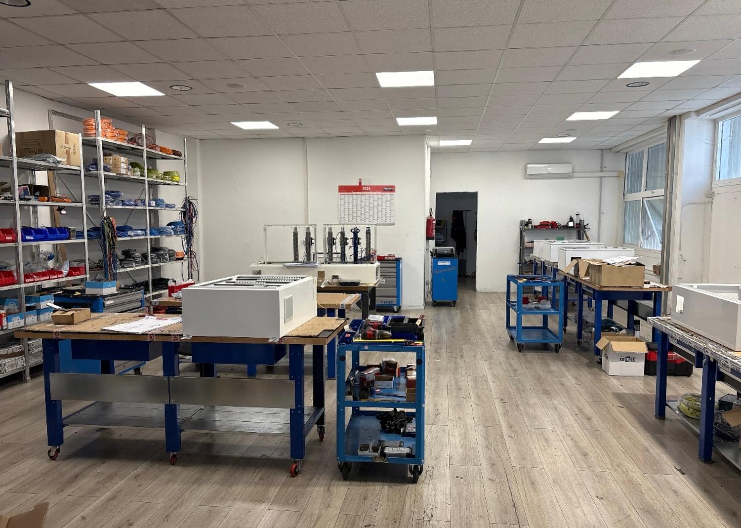 Azienda in vendita: OFFICINA DI PROGETTAZIONE CABLAGGIO QUADRI ELETTRICI  a Italia - Elettronica di consumo - Immagine principale