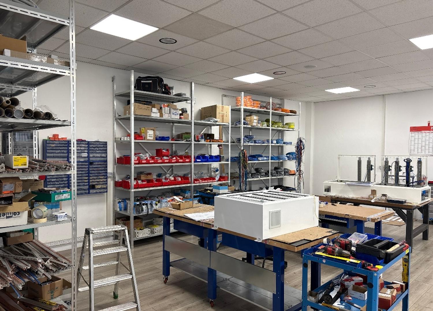 Azienda in vendita: OFFICINA DI PROGETTAZIONE CABLAGGIO QUADRI ELETTRICI  a Italia - Elettronica di consumo - Immagine foto 2