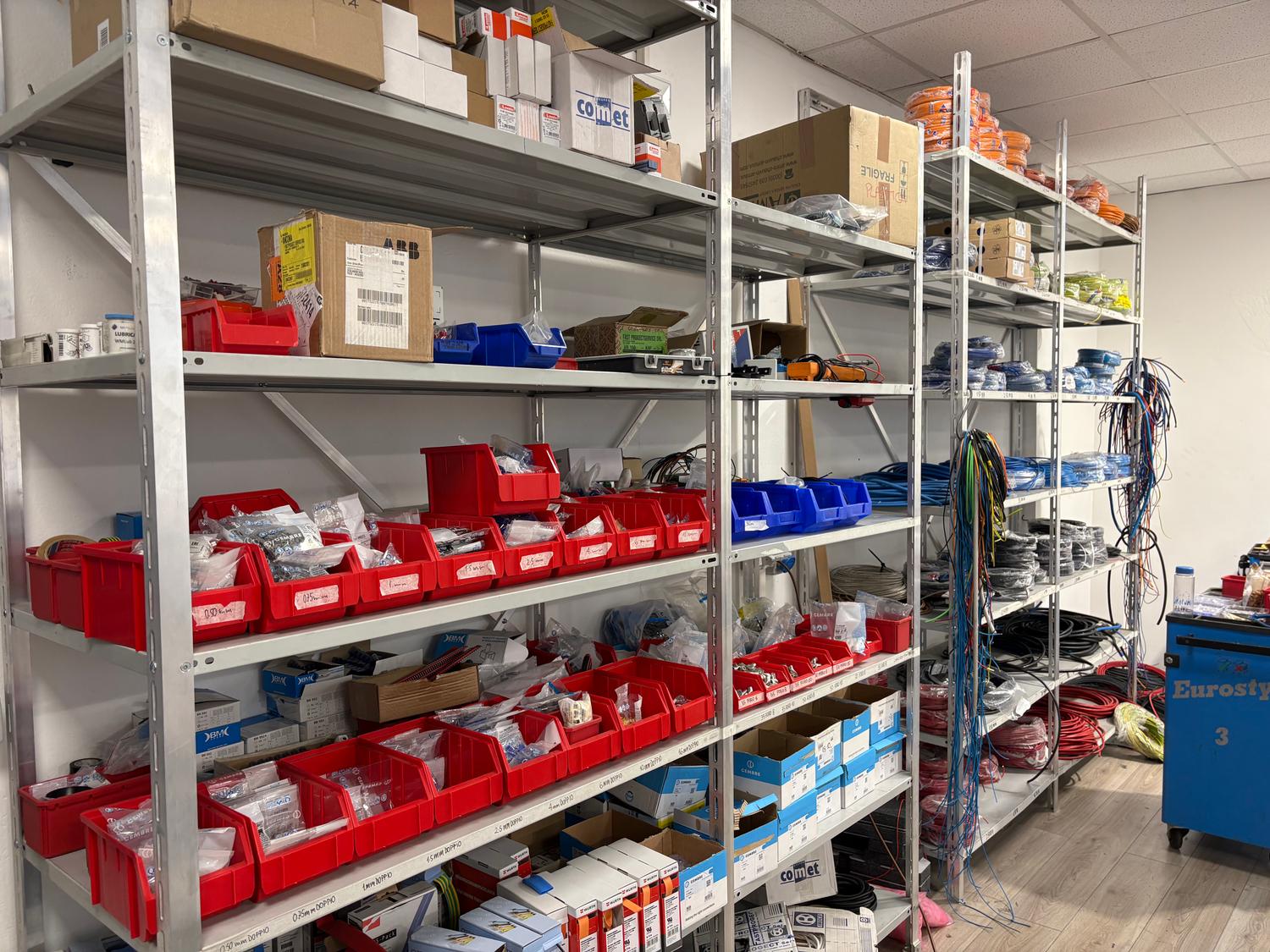 Azienda in vendita: OFFICINA DI PROGETTAZIONE CABLAGGIO QUADRI ELETTRICI  a Italia - Elettronica di consumo - Immagine foto 3