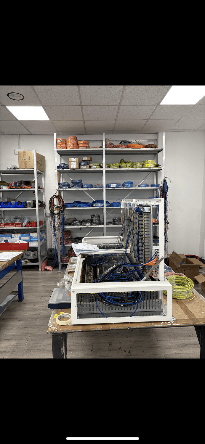 Azienda in vendita: OFFICINA DI PROGETTAZIONE CABLAGGIO QUADRI ELETTRICI  a Italia - Elettronica di consumo - Immagine foto 4
