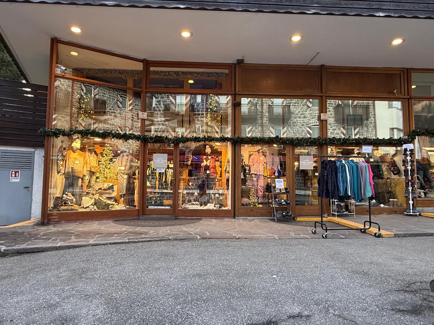 Azienda in vendita: VENDESI ATTIVITA' COMMERC. IN CENTRO A SAN MARTINO DI CASTROZZA a Italia - Negozi - abbigliamento - Immagine principale