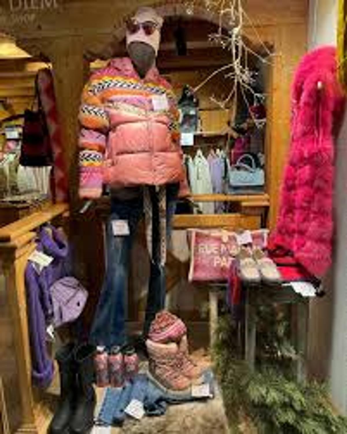 Azienda in vendita: VENDESI ATTIVITA' COMMERC. IN CENTRO A SAN MARTINO DI CASTROZZA a Italia - Negozi - abbigliamento - Immagine foto 2