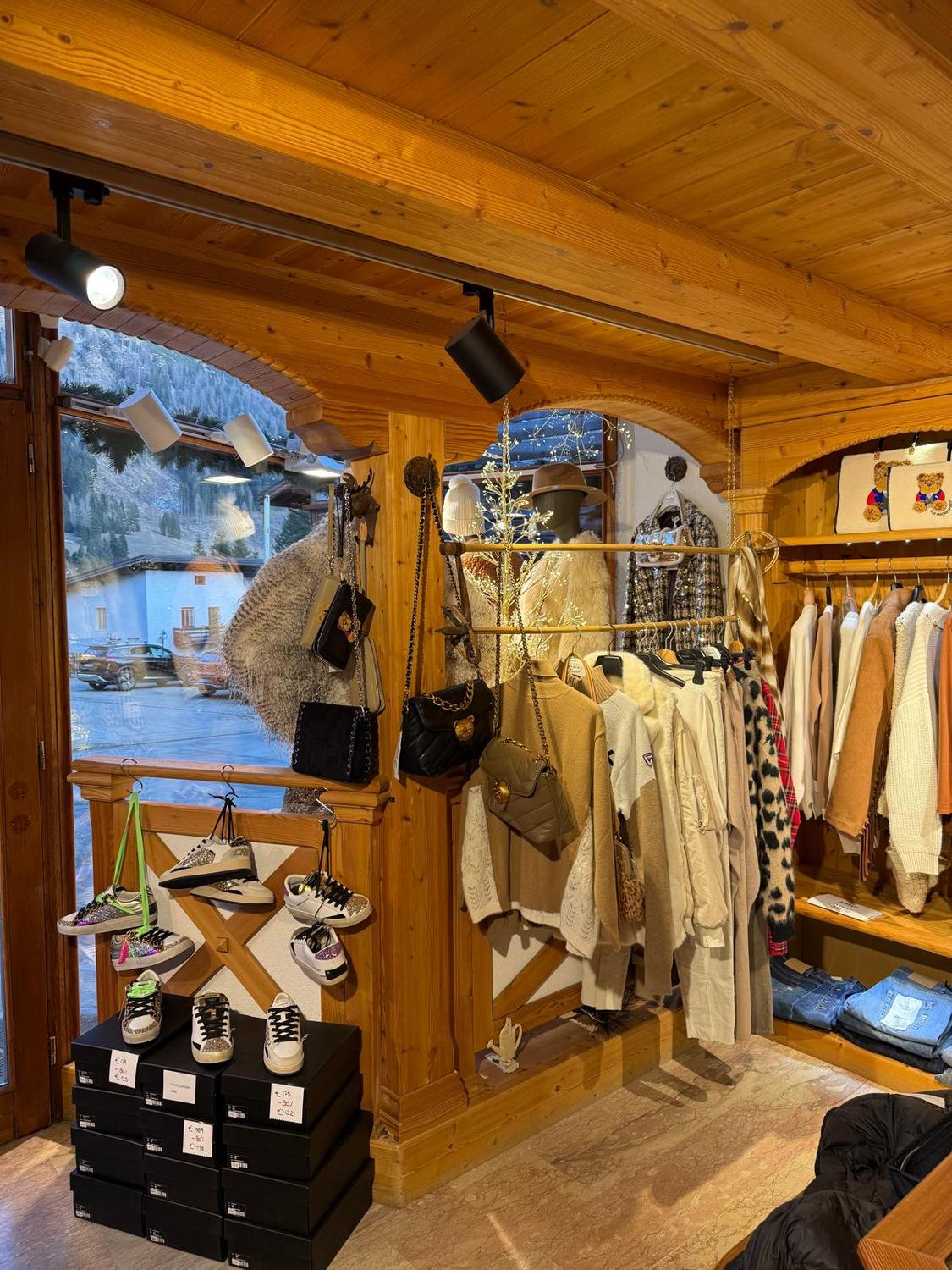 Azienda in vendita: VENDESI ATTIVITA' COMMERC. IN CENTRO A SAN MARTINO DI CASTROZZA a Italia - Negozi - abbigliamento - Immagine foto 3