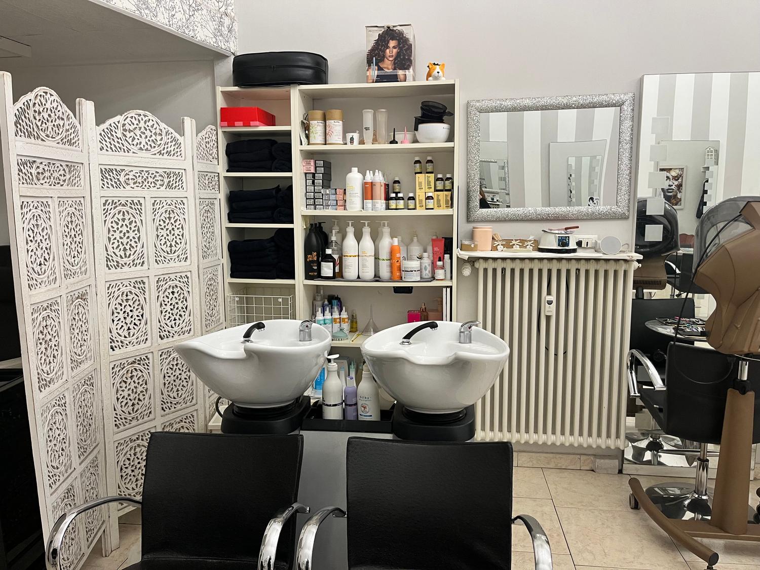 Azienda in vendita: Vendesi Avviamento Salone Parrucchiere Milano

 a Italia - Parrucchieri - Immagine foto 2