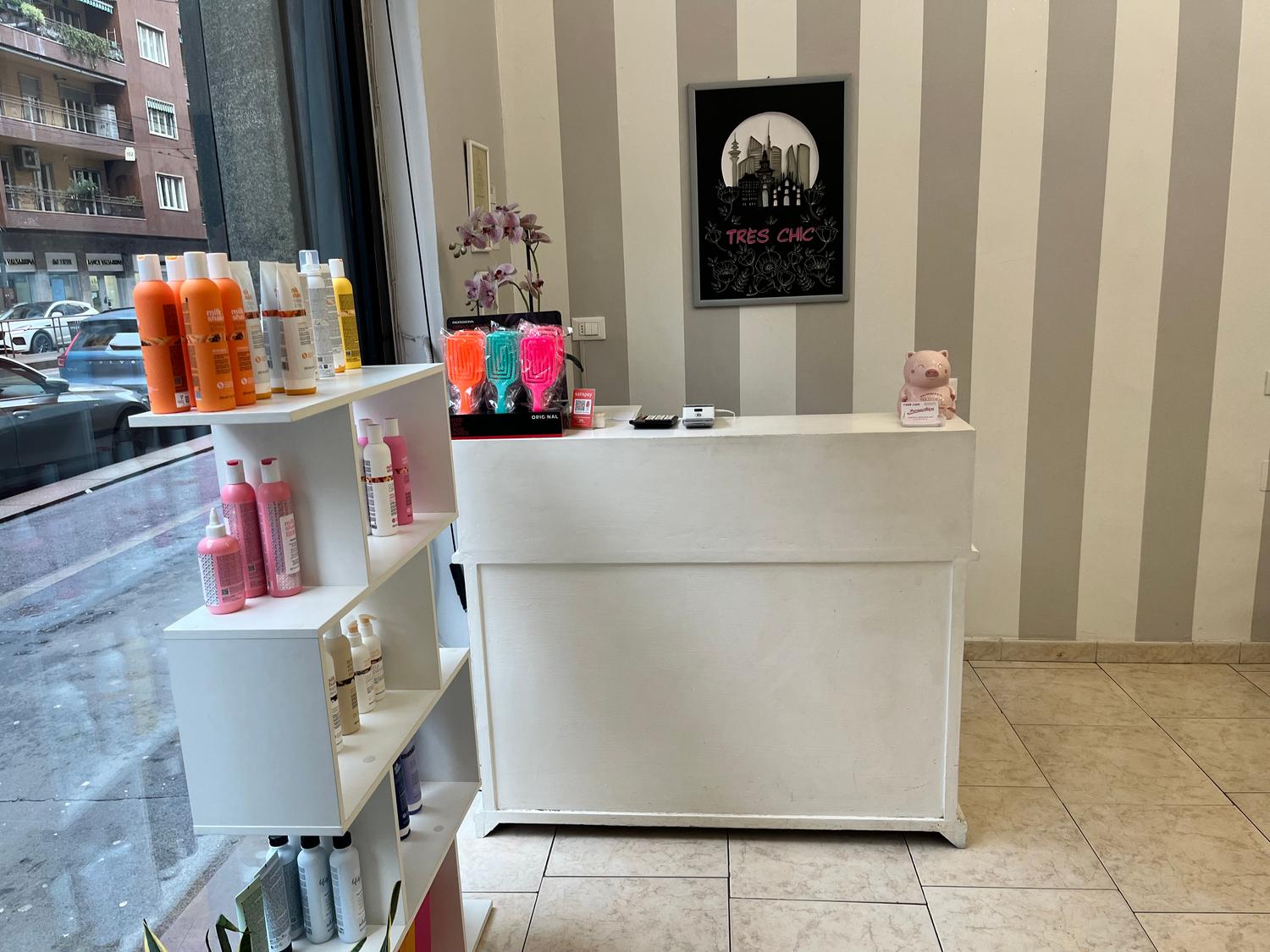 Azienda in vendita: Vendesi Avviamento Salone Parrucchiere Milano

 a Italia - Parrucchieri - Immagine foto 3