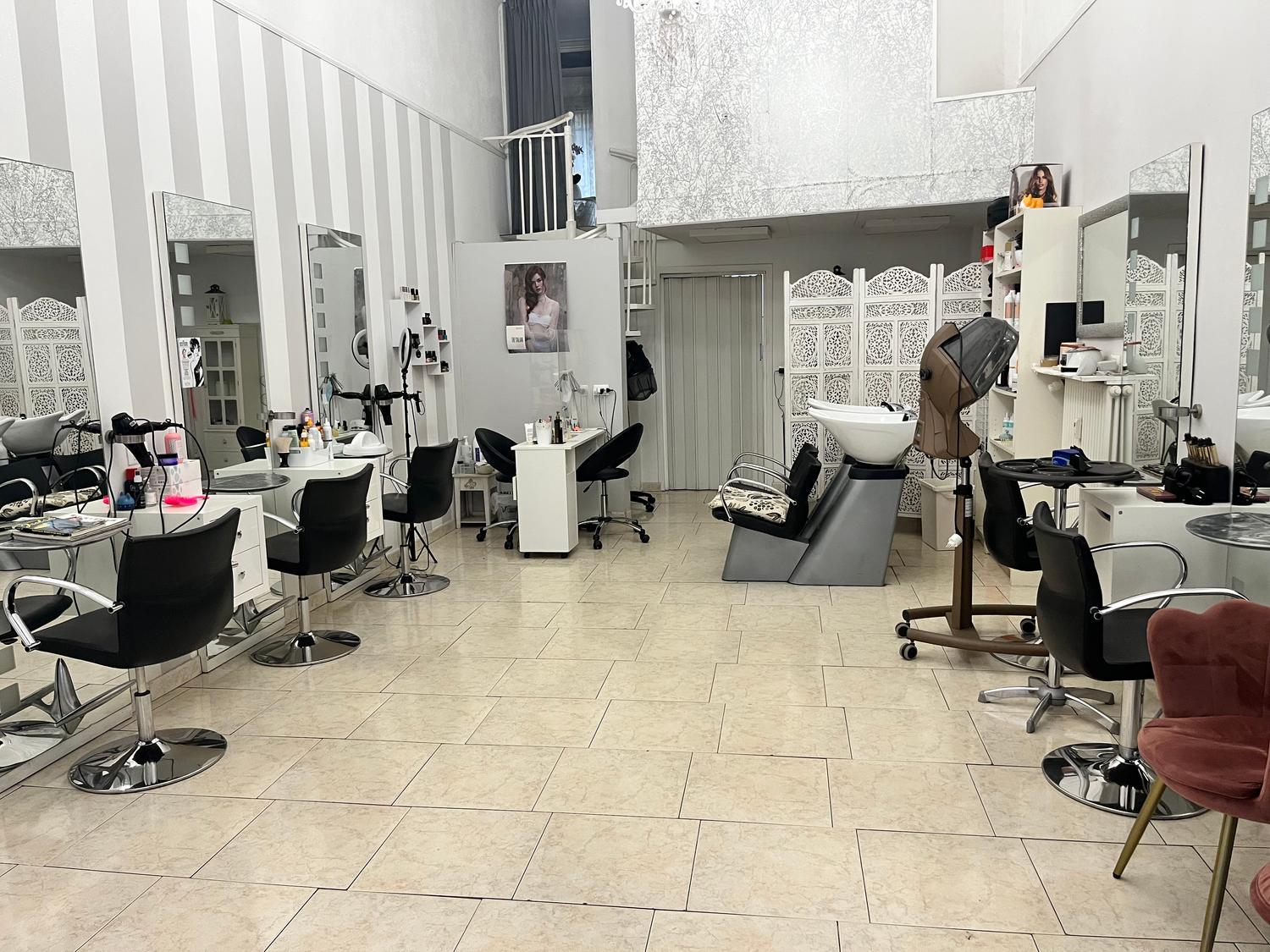 Azienda in vendita: Vendesi Avviamento Salone Parrucchiere Milano

 a Italia - Parrucchieri - Immagine foto 4