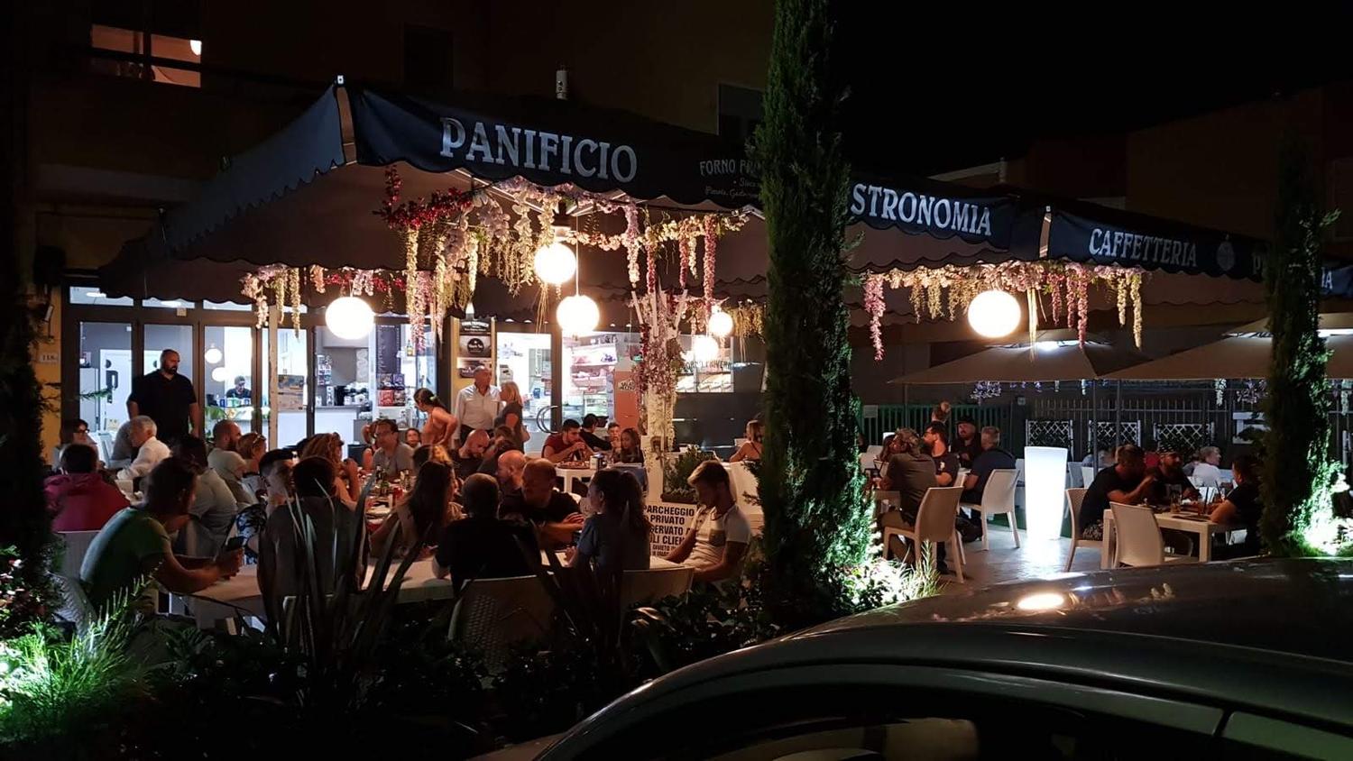 Azienda in vendita: Attività di Pizzeria, Bar e Pasticceria, Sabaudia centro a Italia - Pizzerie - Immagine principale