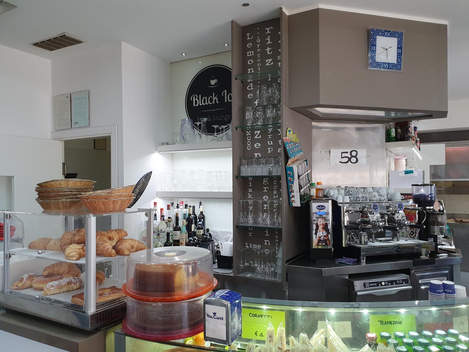 Azienda in vendita: Attività di Pizzeria, Bar e Pasticceria, Sabaudia centro a Italia - Pizzerie - Immagine foto 3