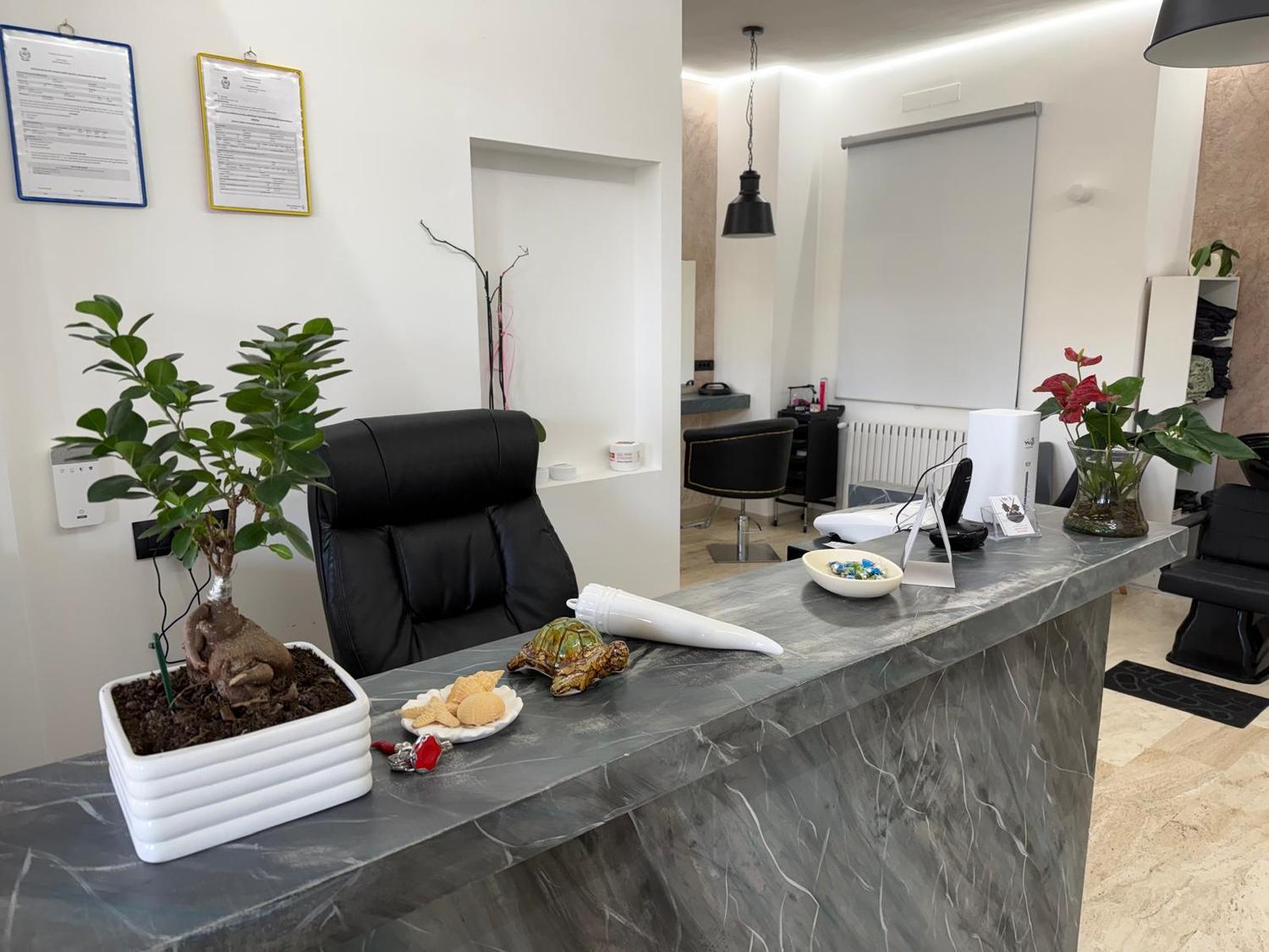 Azienda in vendita: Vendesi Attività Commerciale Parrucchiere — Ottima Opportunità! a Italia - Parrucchieri - Immagine foto 2