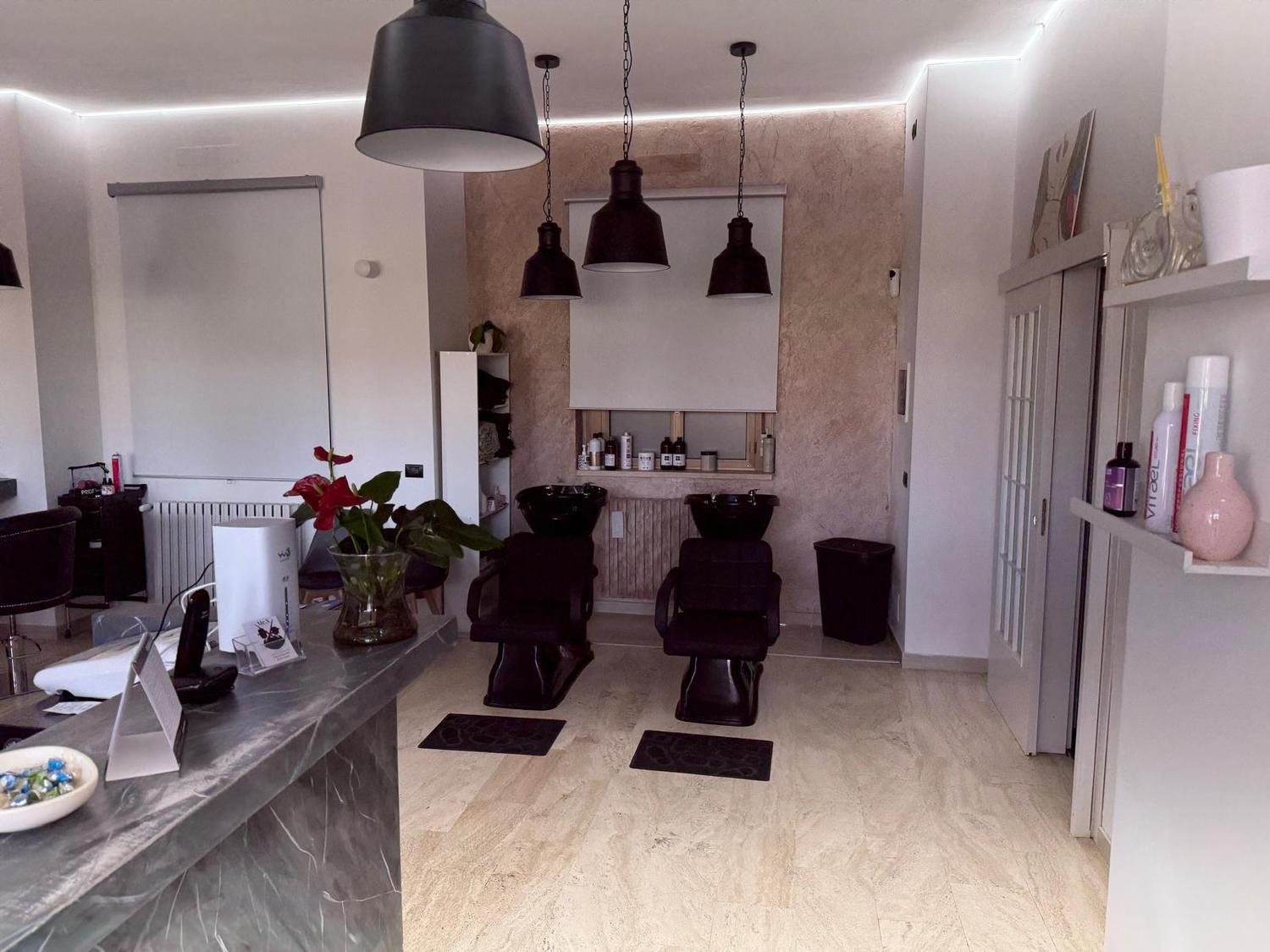 Azienda in vendita: Vendesi Attività Commerciale Parrucchiere — Ottima Opportunità! a Italia - Parrucchieri - Immagine foto 3