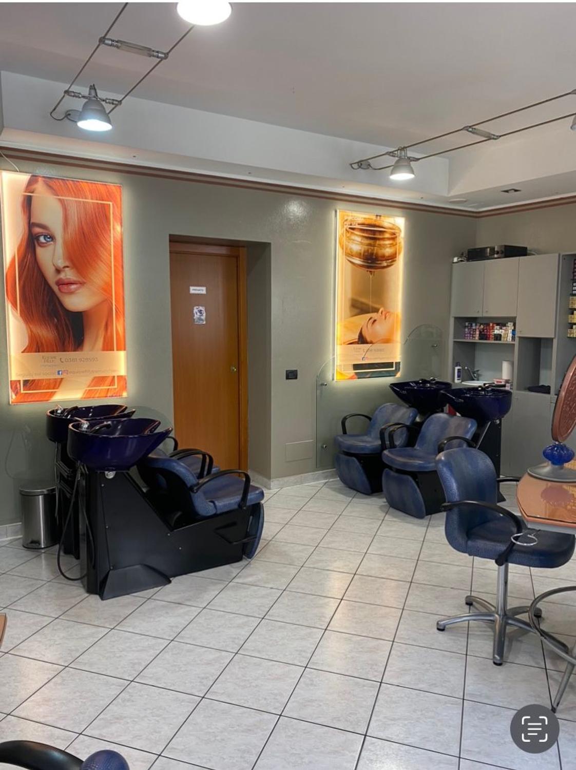 Azienda in vendita: NEGOZIO DI PARRUCCHIERI PER DONNA, UOMO E BAMBINO a Italia - Parrucchieri - Immagine foto 2