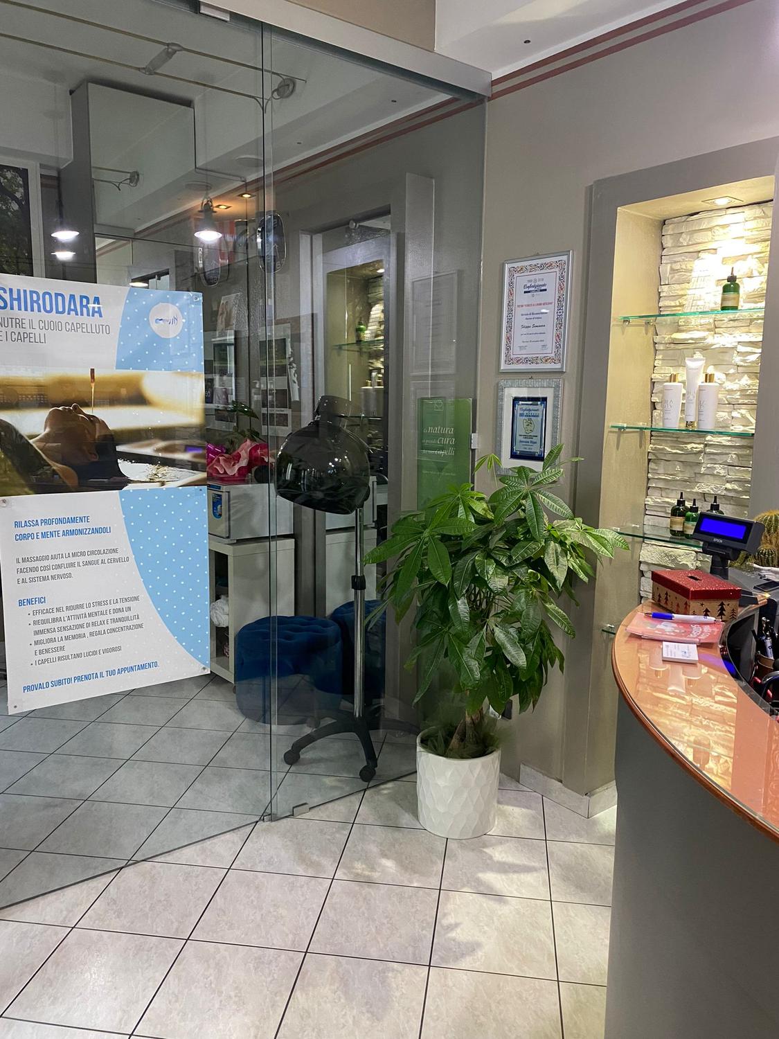 Azienda in vendita: NEGOZIO DI PARRUCCHIERI PER DONNA, UOMO E BAMBINO a Italia - Parrucchieri - Immagine foto 3