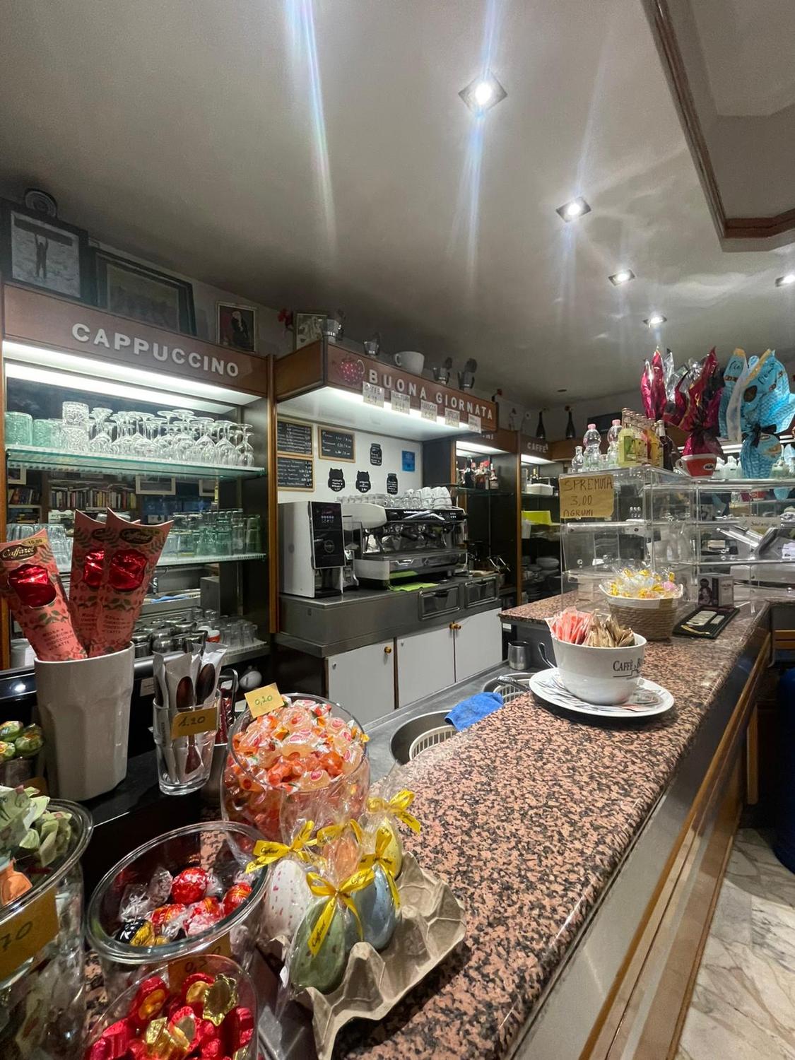 Azienda in vendita: Cedesi Licenza Storico Bar Caffetteria a Italia - Bar - Immagine principale