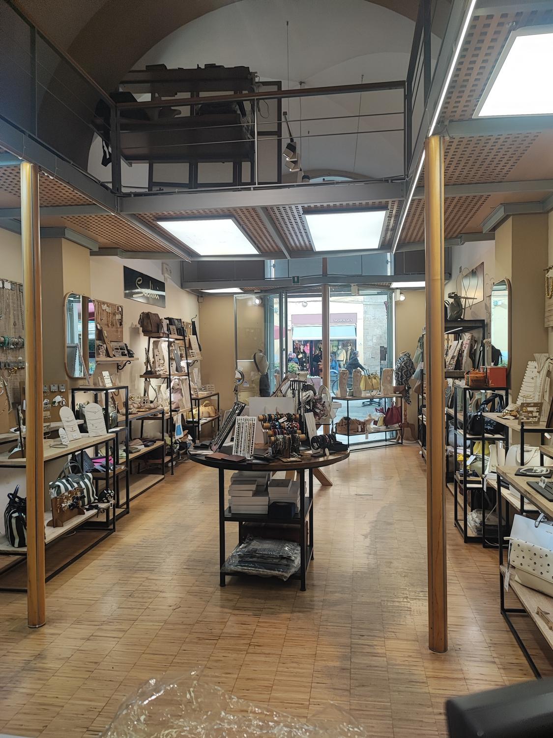 Azienda in vendita: Attività commerciale di bijoux e accessori  a Italia - Moda e abbigliamento - Immagine principale