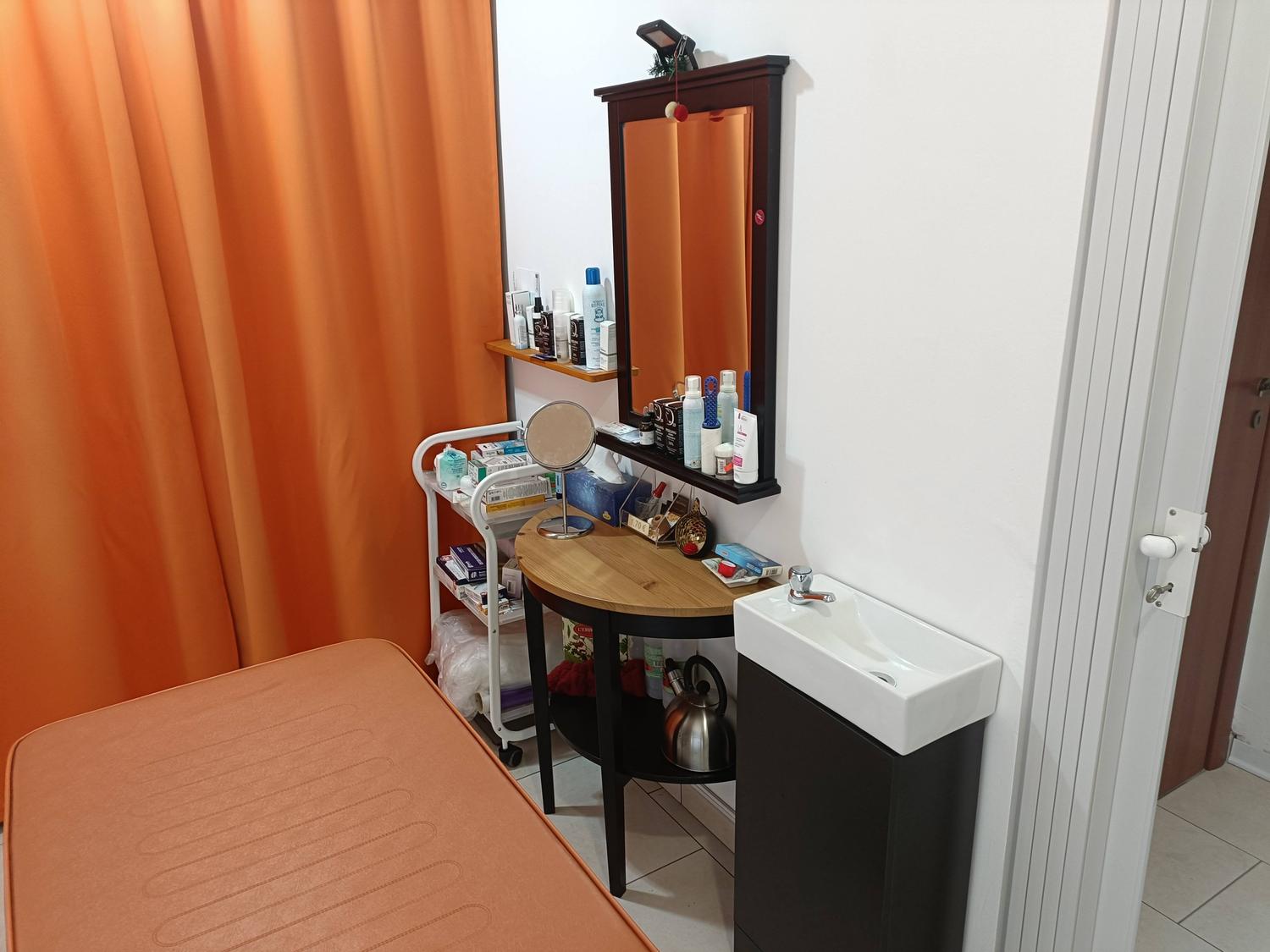 Azienda in vendita: Parafarmacia Erboristeria con Cabina Estetica a Italia - Farmacie e Parafarmacie - Immagine foto 4