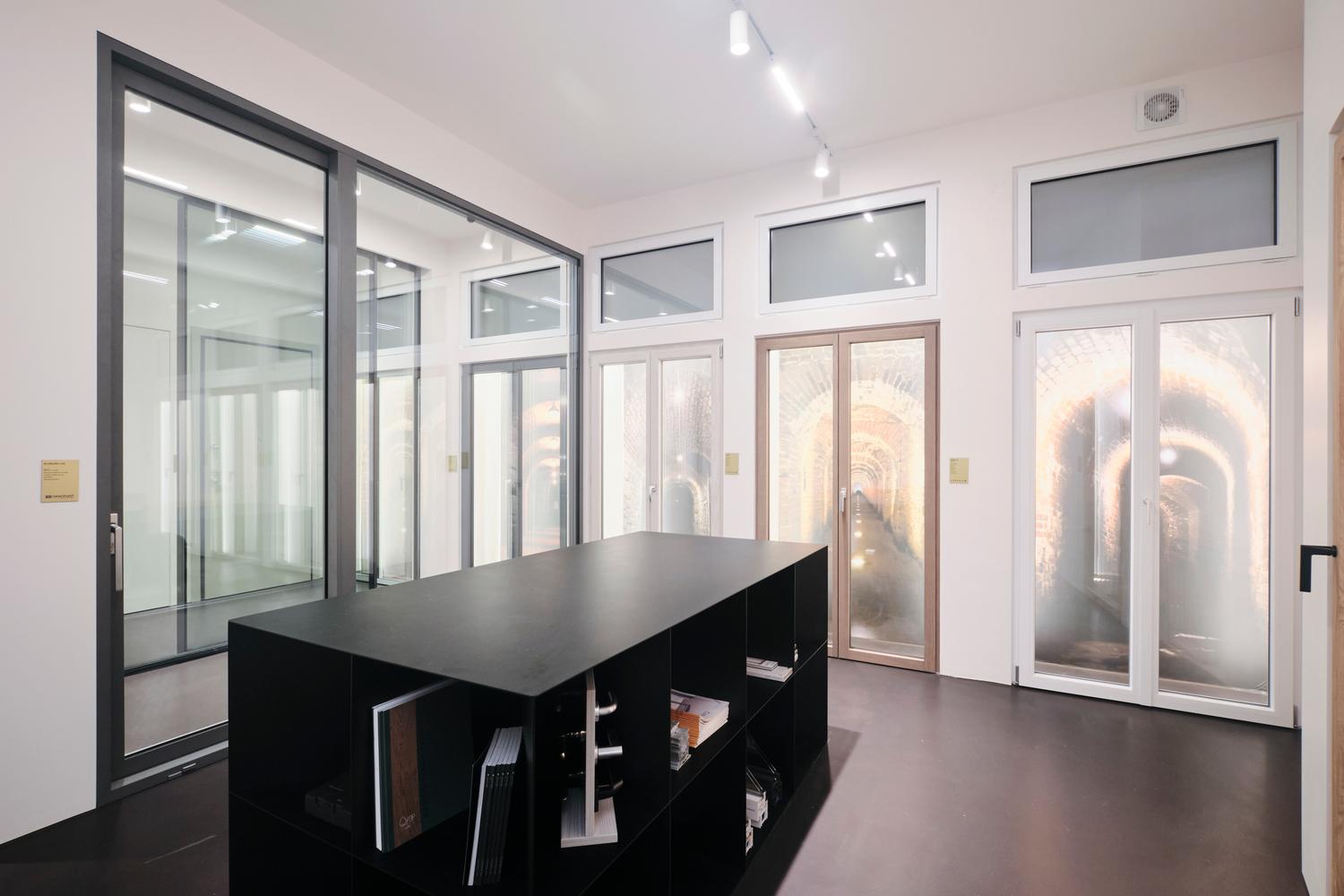 Azienda in vendita: Vendesi attività - showroom di infissi zona Parioli a Italia - Materiali Edili e Showroom - Immagine foto 3