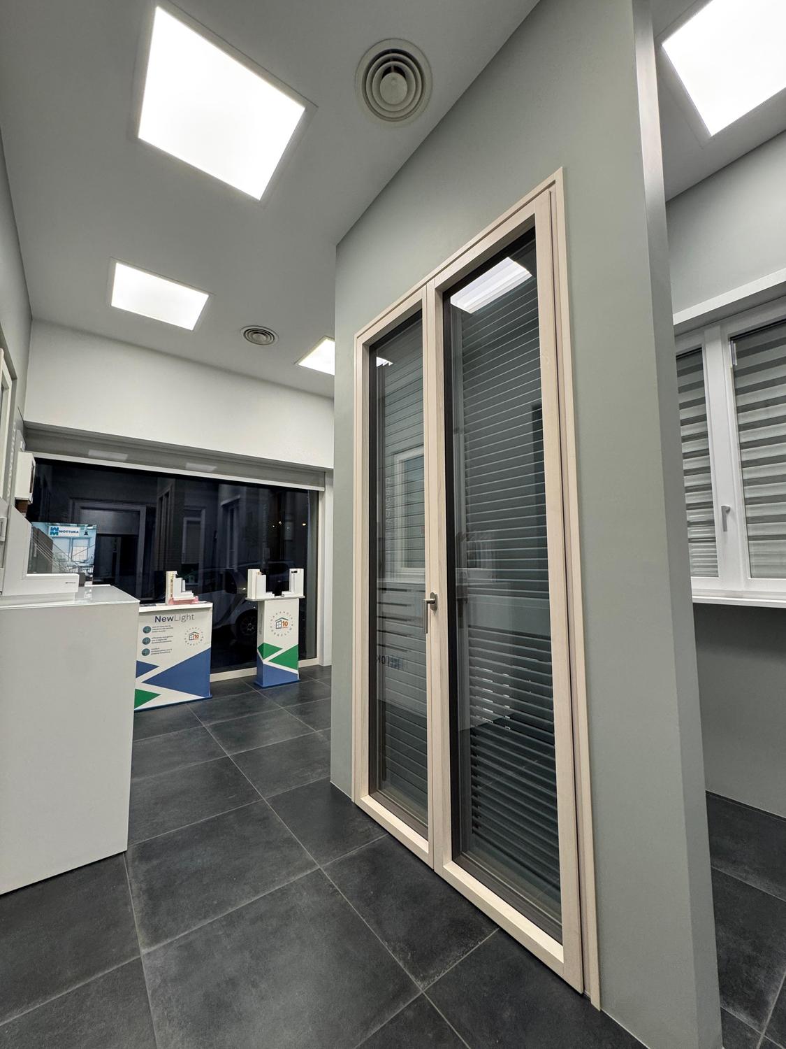Azienda in vendita: Vendesi attività - showroom di infissi zona San Giovanni a Italia - Materiali Edili e Showroom - Immagine foto 2