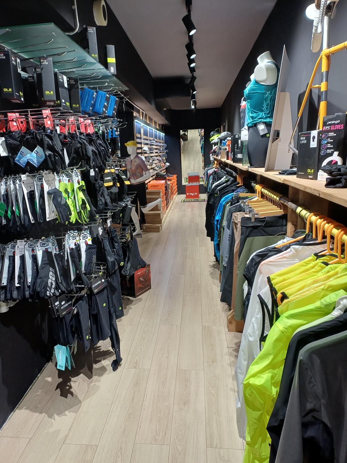 Azienda in vendita: Afftto negozio biciclette sportive, completo di arredo e officina a Italia - Cicli e Biciclette - Immagine foto 2