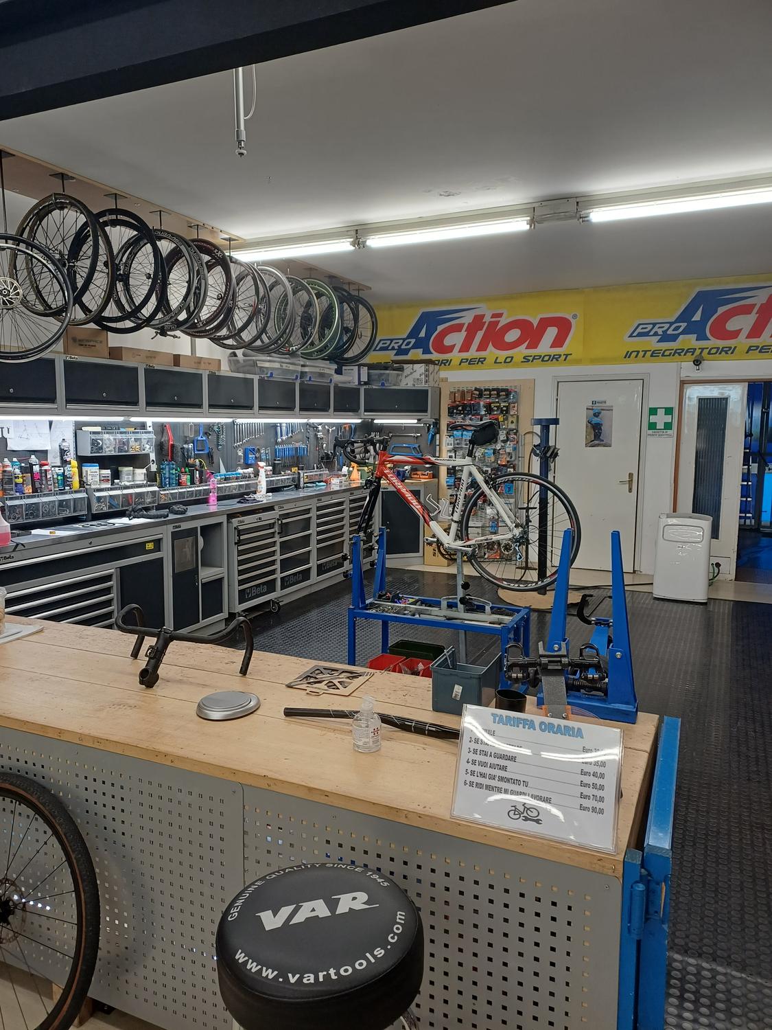 Azienda in vendita: Afftto negozio biciclette sportive, completo di arredo e officina a Italia - Cicli e Biciclette - Immagine foto 3