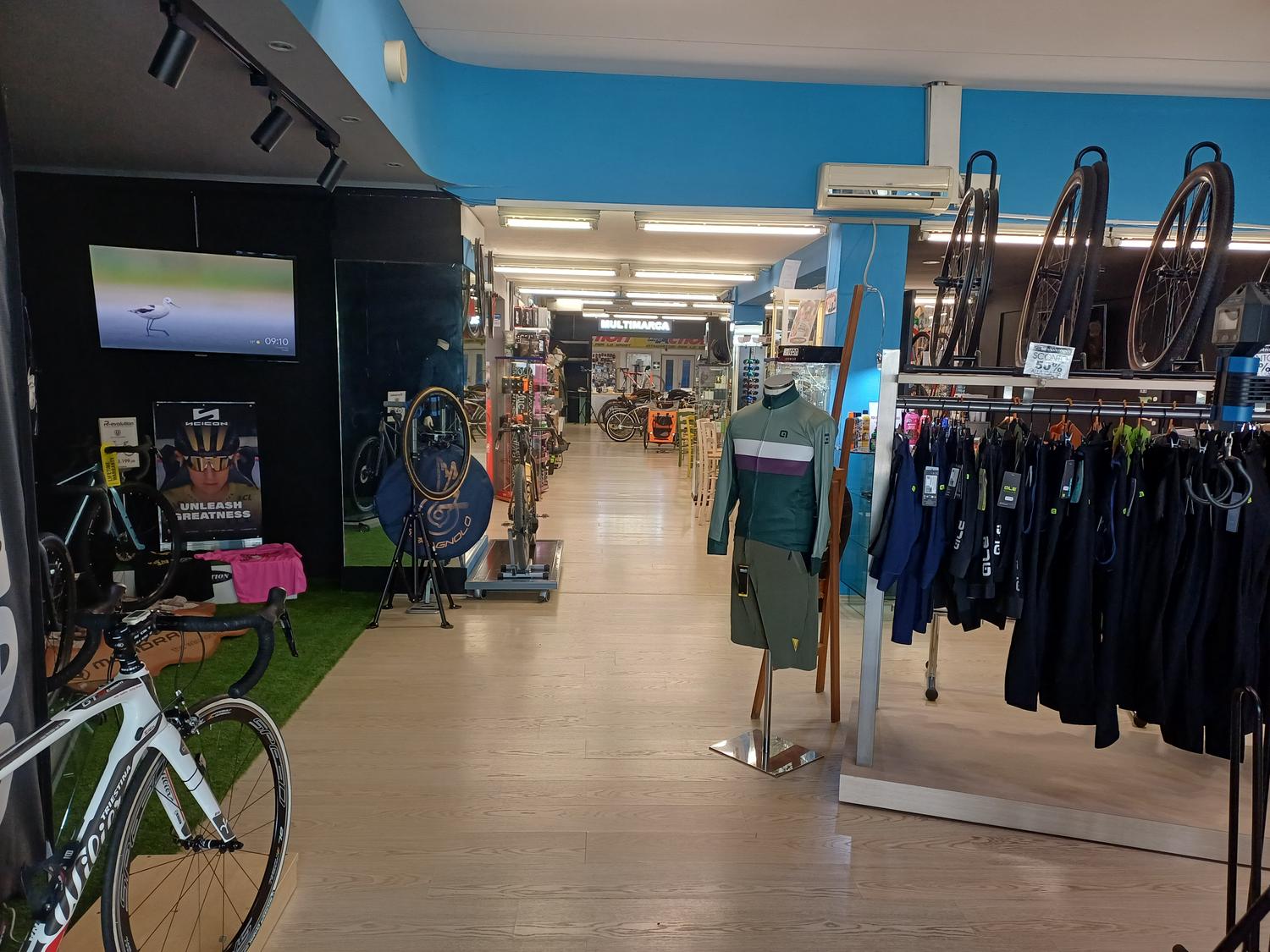 Azienda in vendita: Afftto negozio biciclette sportive, completo di arredo e officina a Italia - Cicli e Biciclette - Immagine foto 4