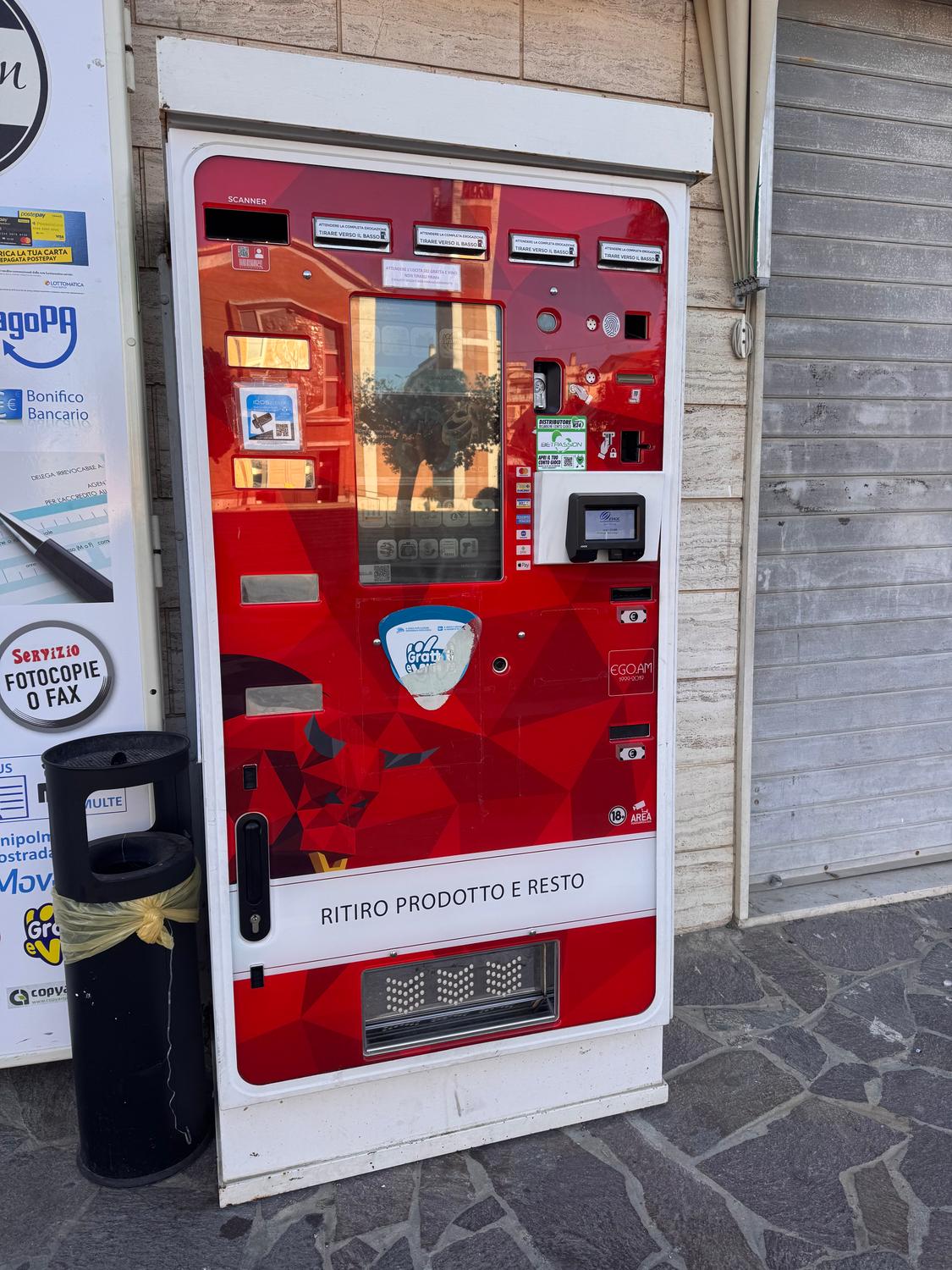 Azienda in vendita: Tabaccheria,ricevitoria e centro servizi di pagamento a Italia - Tabaccherie - Immagine foto 3