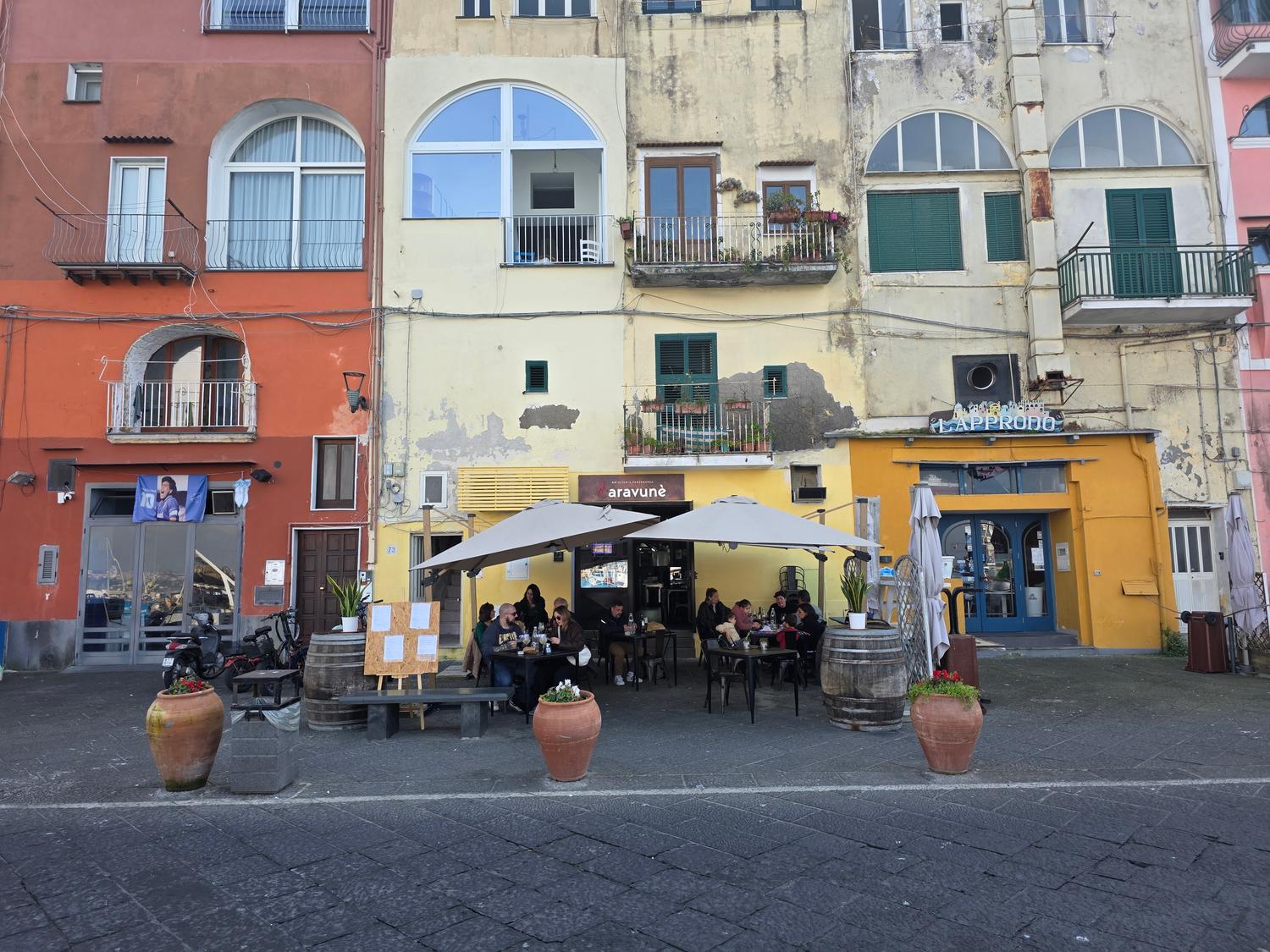 Azienda in vendita: Cedo attività di ristorazione porto principale isola di Procida a Italia - Ristoranti - Immagine foto 4