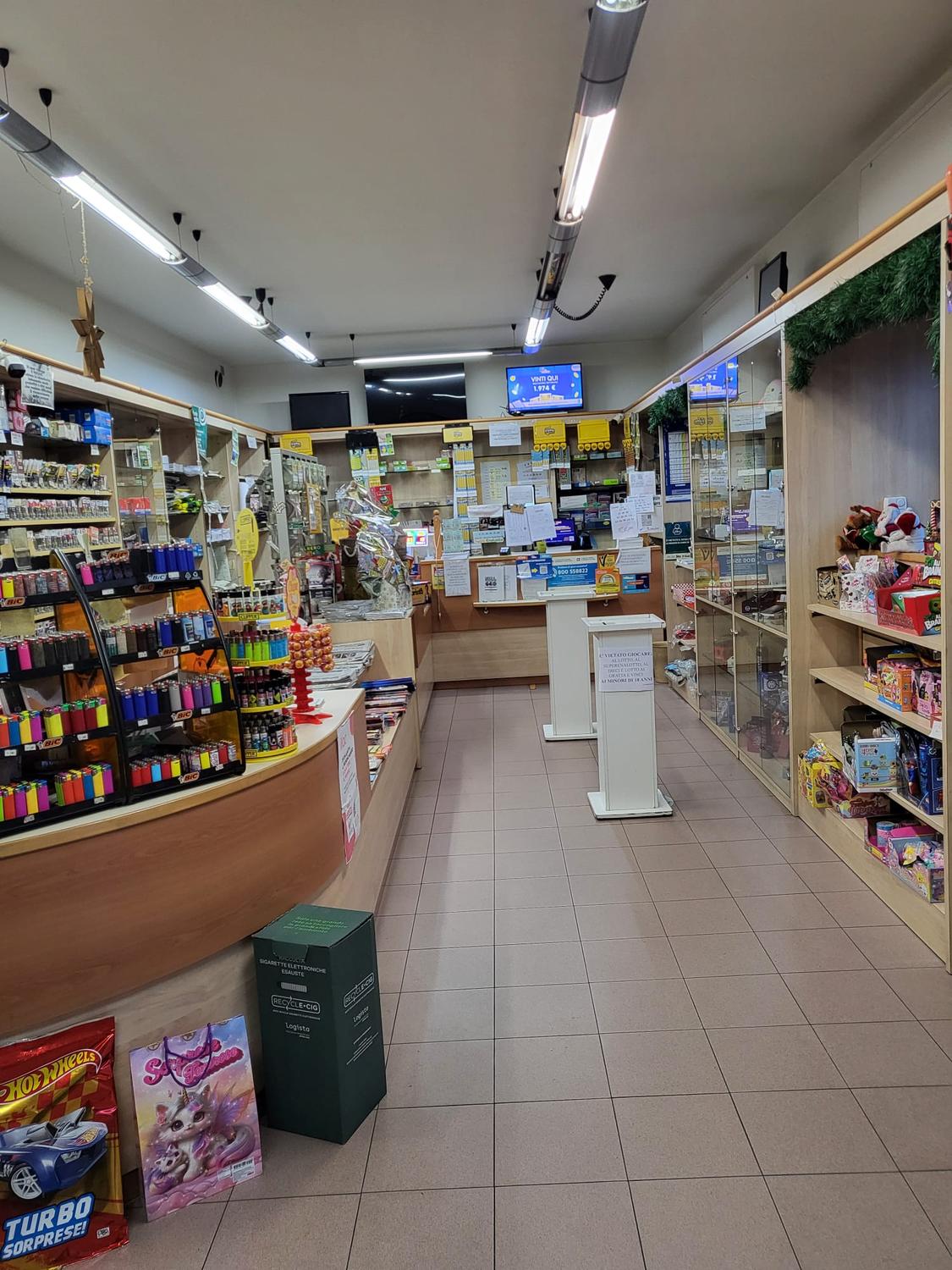 Azienda in vendita: Tabaccheria in zona molto frequentata con clientela di fiducia a Italia - Bar Tabacchi - Immagine principale