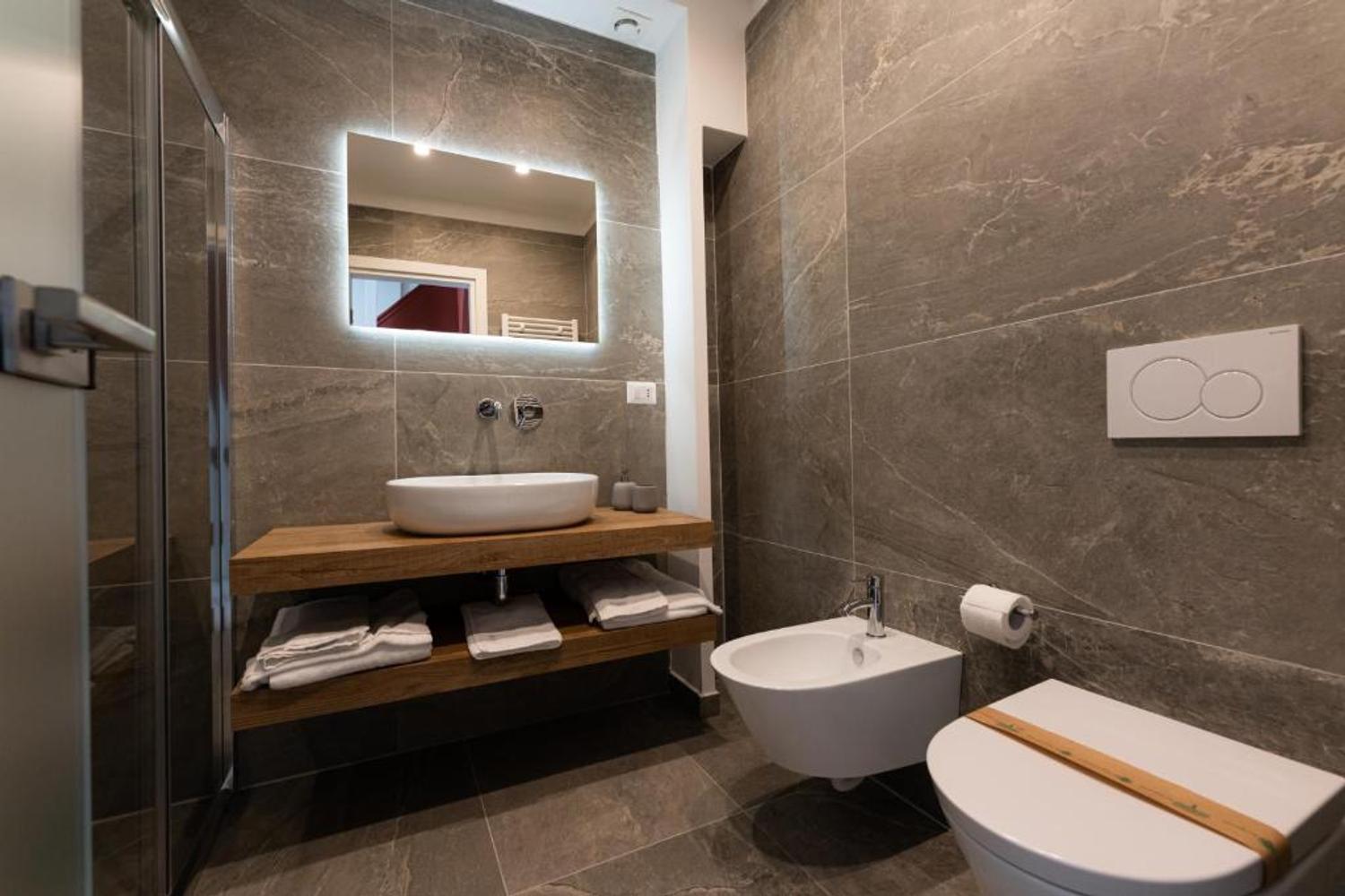 Azienda in vendita: Appartamento adibito a locazione turistica con 2 accesi autonomi a Italia - Affittacamere - Immagine principale