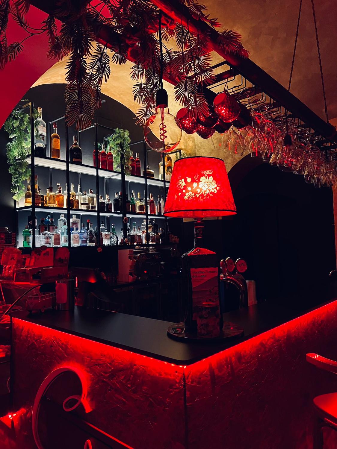 Azienda in vendita: Cocktail bar in centro, luogo adatto anche per piccoli eventi a Italia - Bar - Immagine principale
