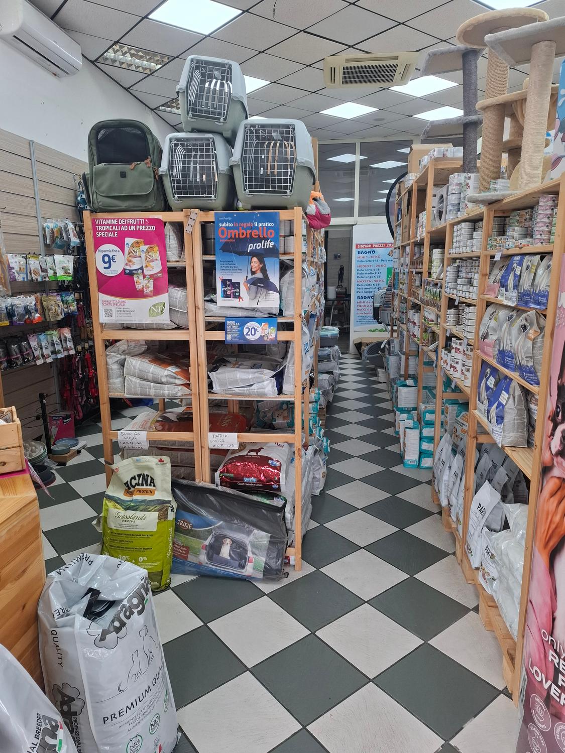 Azienda in vendita: Attività di articoli per animali domestici e toelettatura a Italia - Prodotti e servizi per animali - Immagine principale