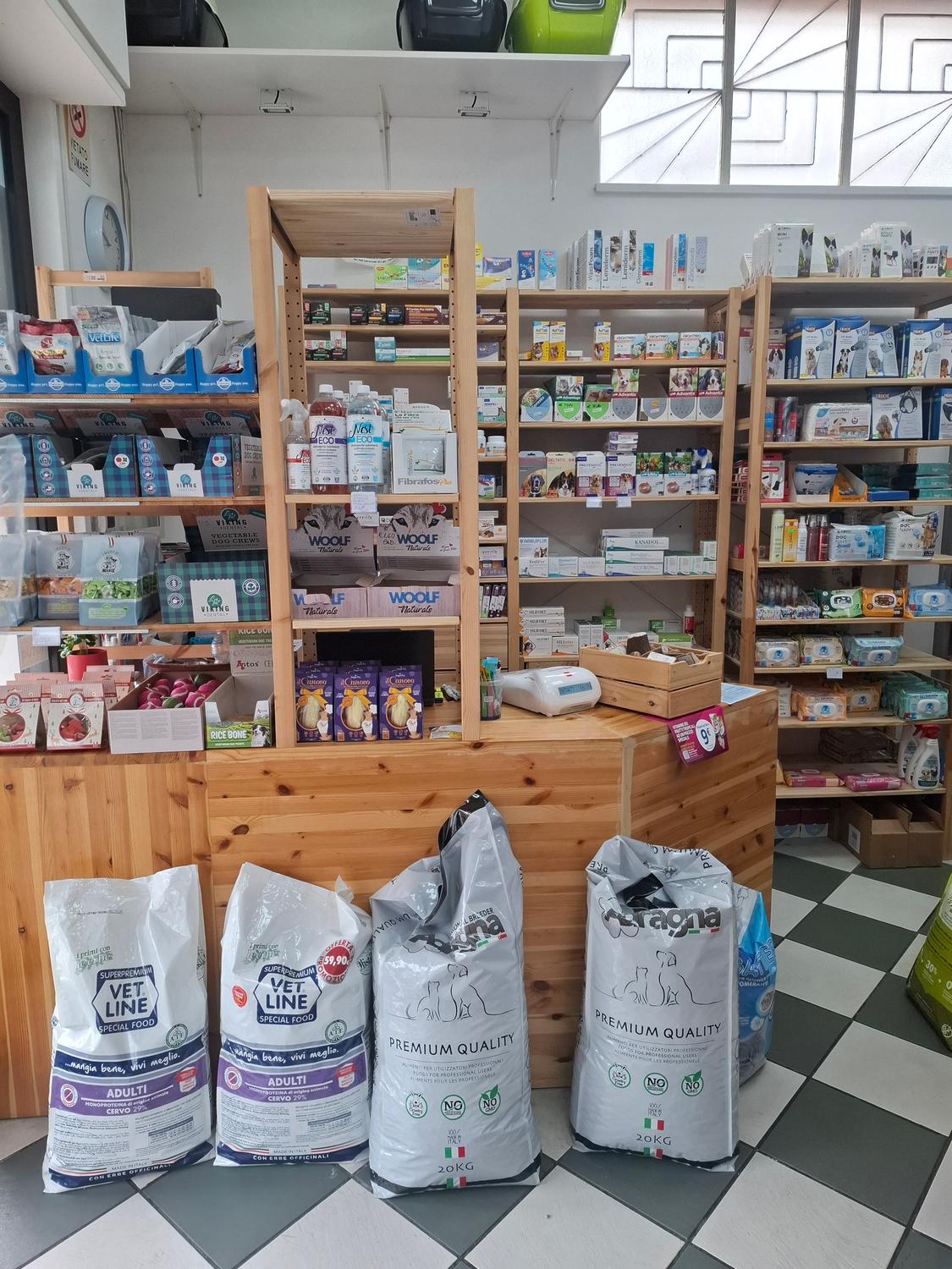 Azienda in vendita: Attività di articoli per animali domestici e toelettatura a Italia - Prodotti e servizi per animali - Immagine foto 2