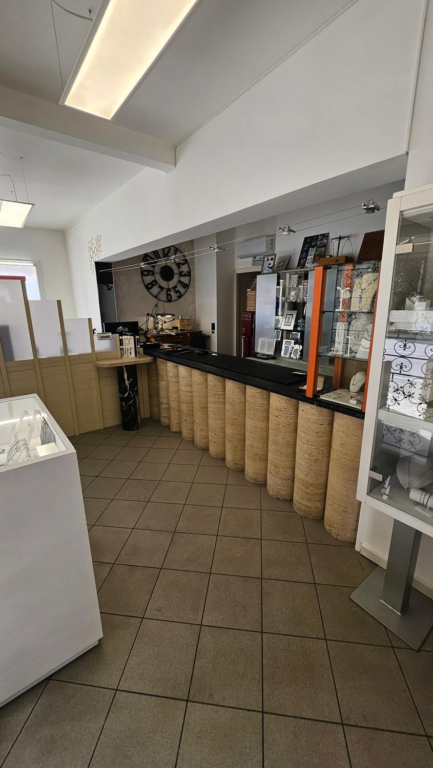 Azienda in vendita: Gioielleria: vendita oro, argento, acciaio + laboratorio interno a Italia - Attività artigianali e professionali - Immagine principale