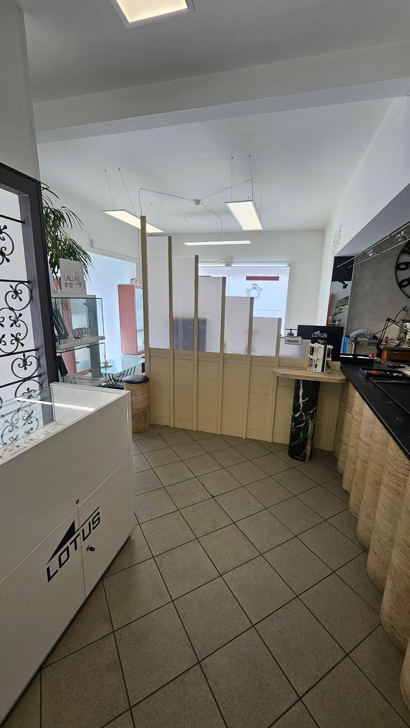 Azienda in vendita: Gioielleria: vendita oro, argento, acciaio + laboratorio interno a Italia - Attività artigianali e professionali - Immagine foto 2