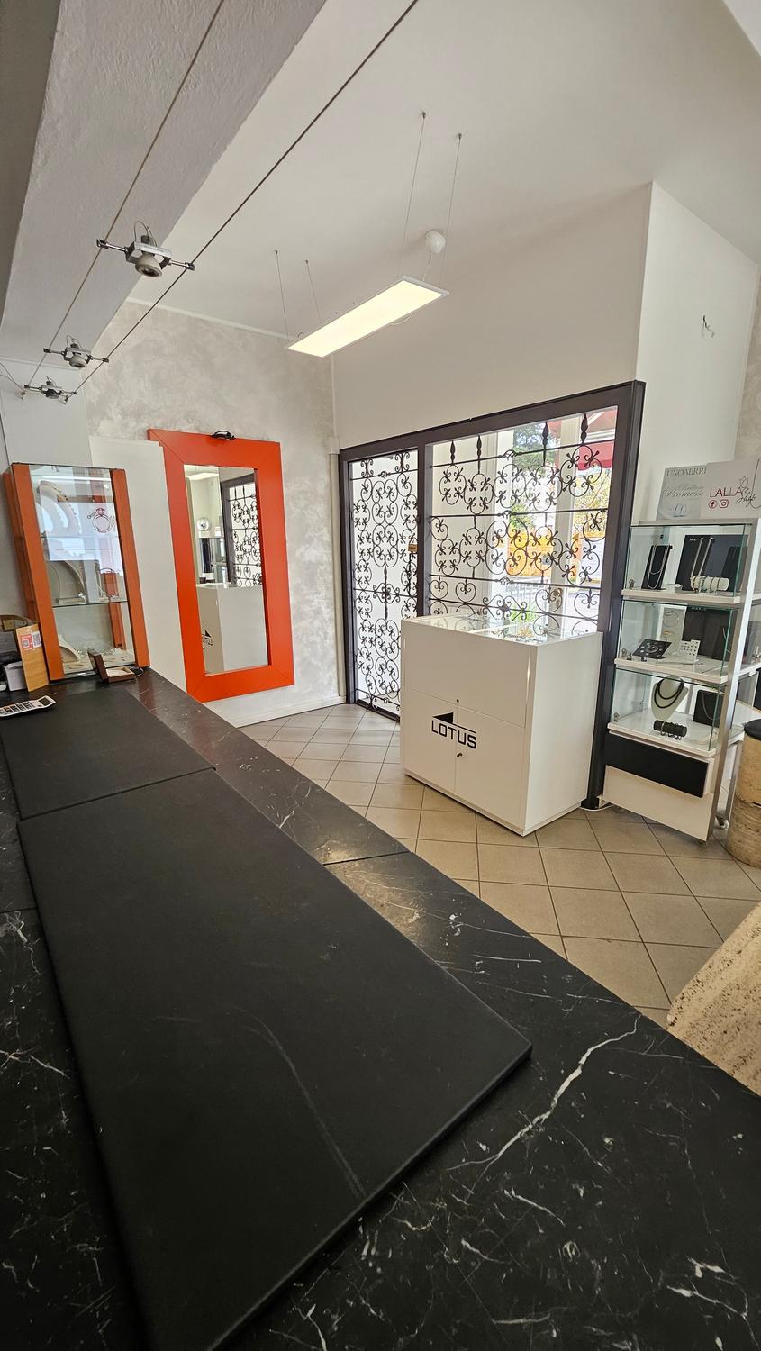 Azienda in vendita: Gioielleria: vendita oro, argento, acciaio + laboratorio interno a Italia - Attività artigianali e professionali - Immagine foto 3