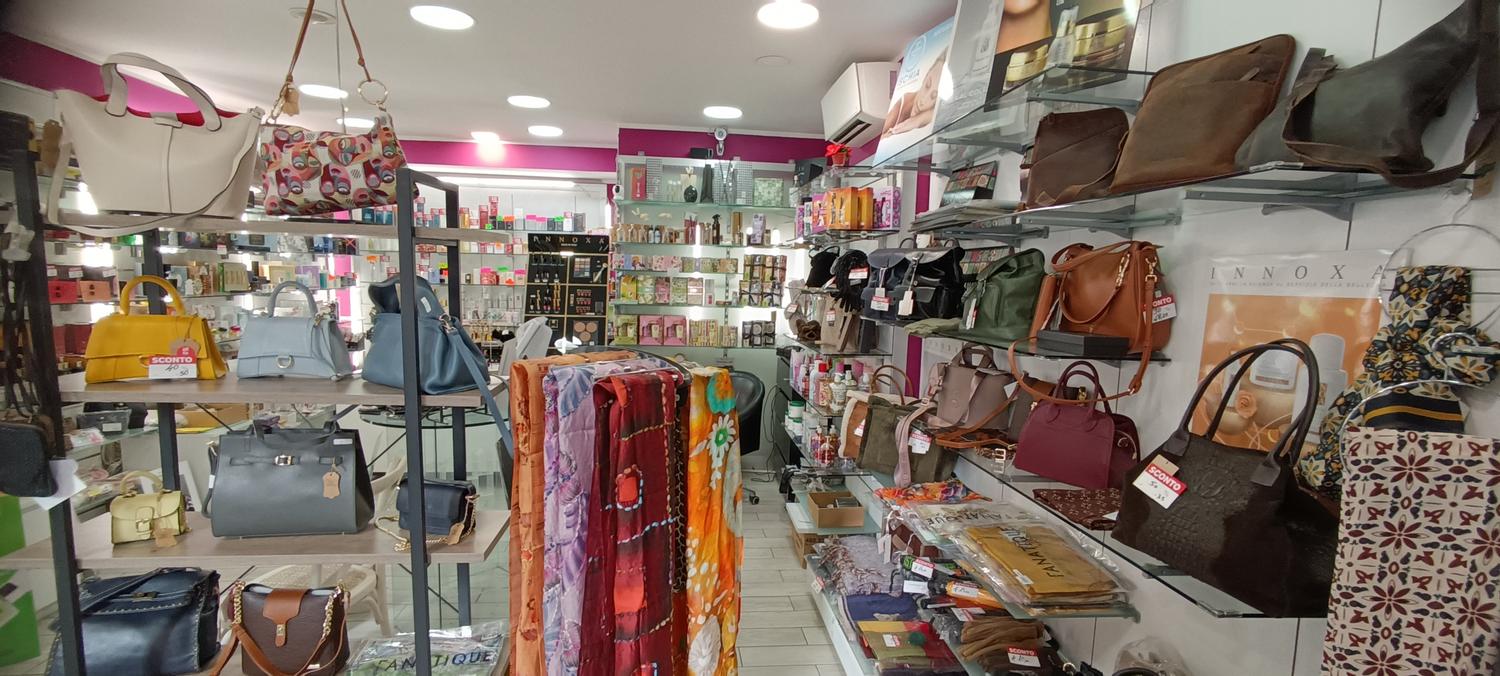 Azienda in vendita: Profumeria e accessori in zona Monteverde nuovo a Italia - Negozi - cosmetici e bellezza - Immagine foto 2