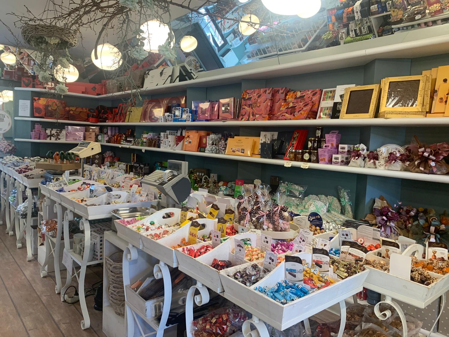 Azienda in vendita: attività vendita dolciumi cioccolata confezioni regalo bomboniere a Italia - Attività artigianali e professionali - Immagine principale