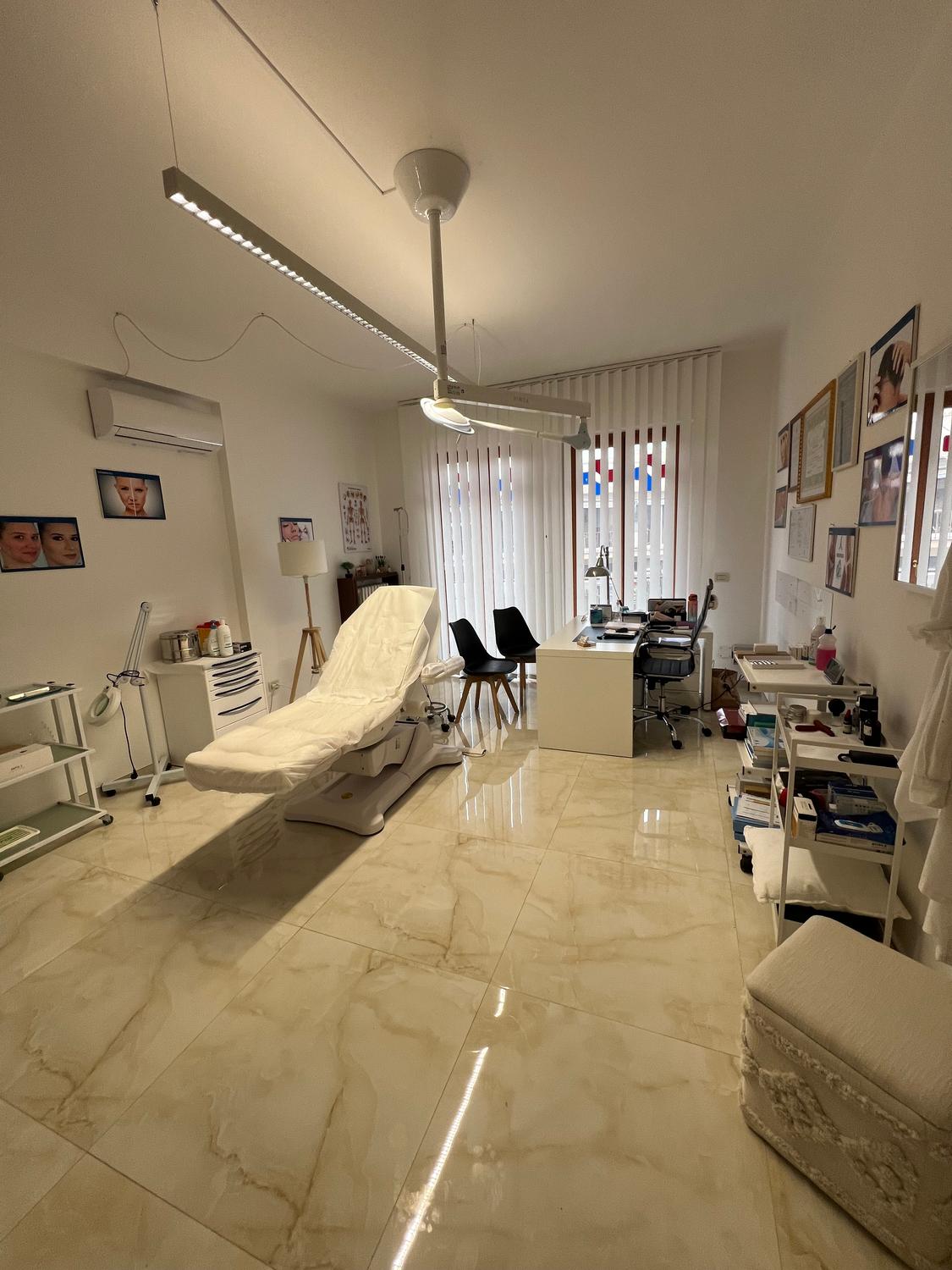 Azienda in vendita: Vendo ambulatorio medico completamente arredato al primo Pian0 a Italia - Studi Medici e Poliambulatori - Immagine principale