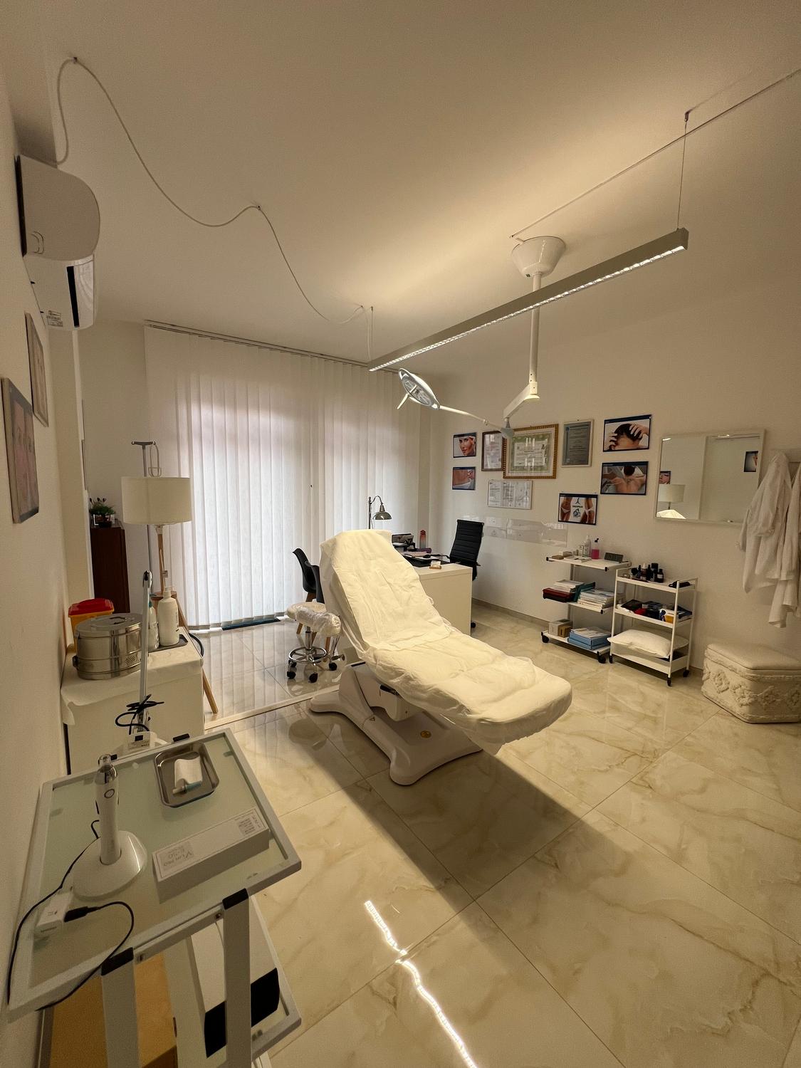 Azienda in vendita: Vendo ambulatorio medico completamente arredato al primo Pian0 a Italia - Studi Medici e Poliambulatori - Immagine foto 2