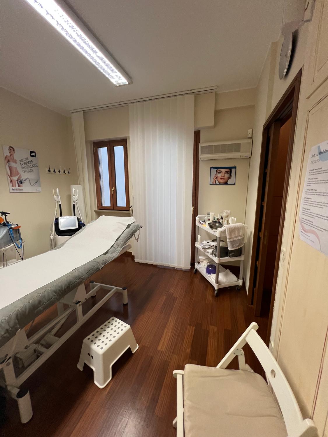 Azienda in vendita: Vendo ambulatorio medico completamente arredato al primo Pian0 a Italia - Studi Medici e Poliambulatori - Immagine foto 3