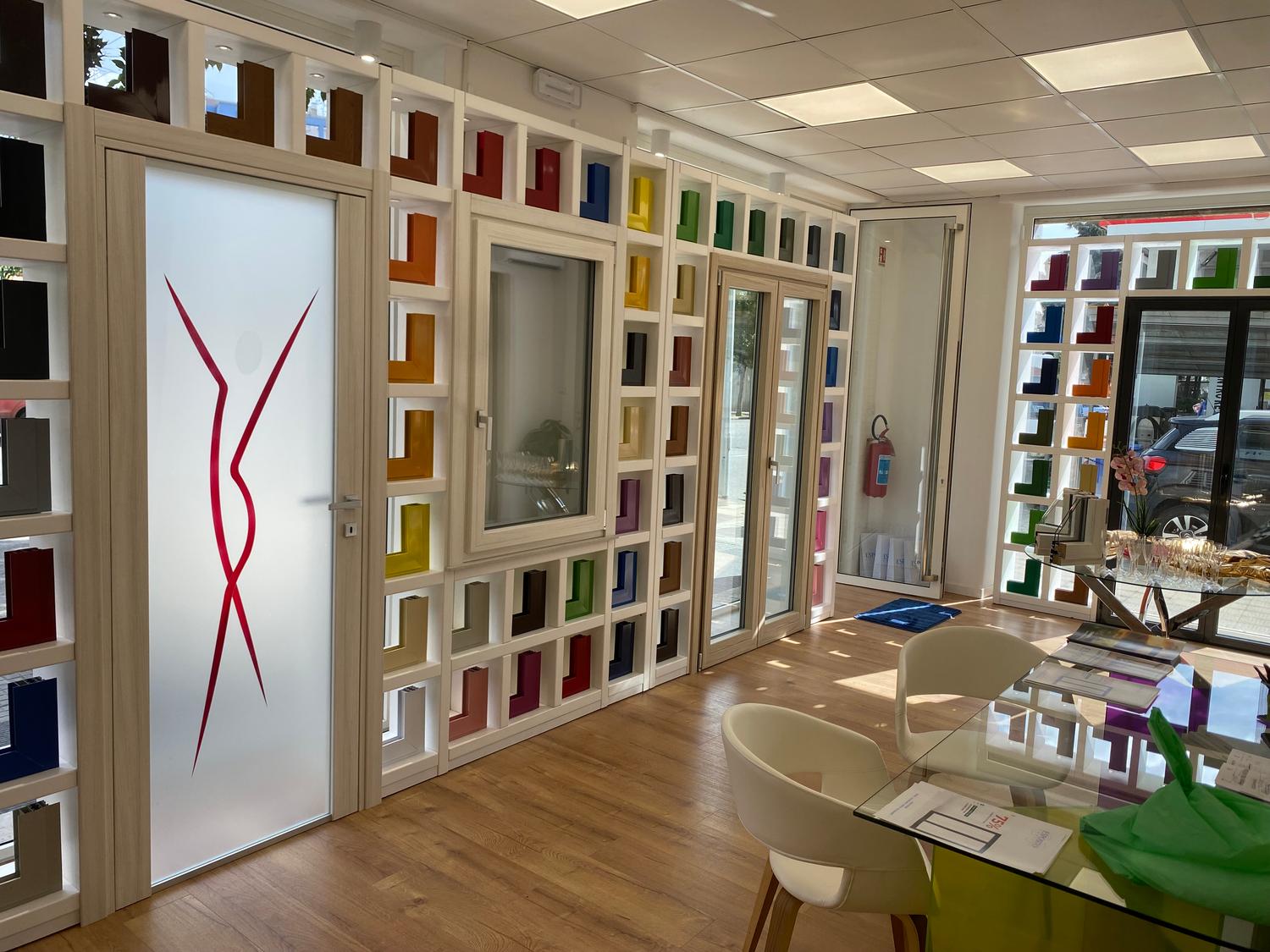 Azienda in vendita: Vendesi Società Srl - settore infissi - 4 negozi a Italia - Materiali Edili e Showroom - Immagine foto 2