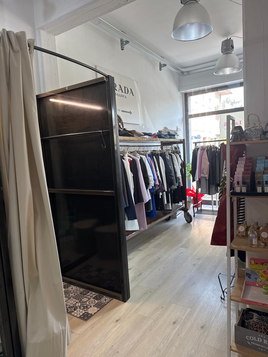 Azienda in vendita: Abbigliamento donna pronto moda a Italia - Negozi - abbigliamento - Immagine foto 2