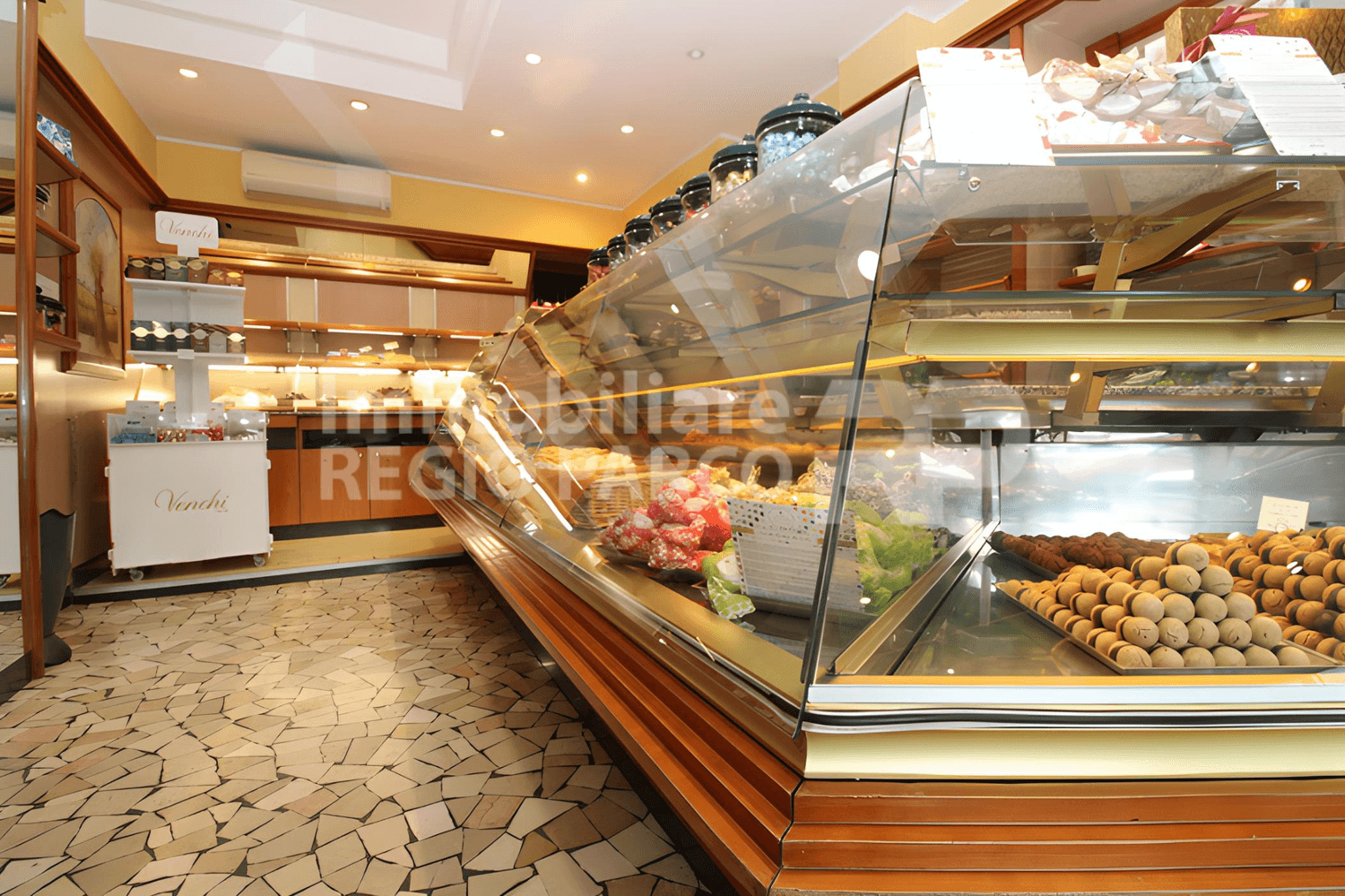 Azienda in vendita: ATTIVITÀ COMMERCIALE IN VENDITA IN ZONA DI FORTE PASSAGGIO a Italia - Pasticcerie - Immagine foto 2